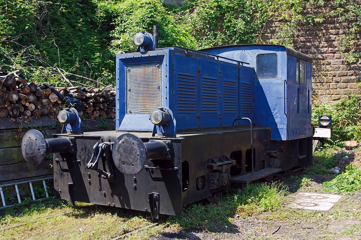 
Die ehemalige BBC  136, eine Henschel DEL 80 (diesel-elektrische Kleinlok mit 80 PS Leistung), am 31.05.2014 im DGEG Museum in Neustadt an der Weinstraße. 

Die Lok wurde 1939 von Henschel in Kassel unter der Fabriknummer 24372 gebaut und an  BBC - Brown, Boverie & Cie. AG in Mannheim als Lok 136 geliefert. Bis 1983 lief sie im BBC Werk Mannheim, 1986 wurde sie dann an die DGEG - Deutsche Gesellschaft für Eisenbahngeschichte fürs Museum Neustadt a.d. Weinstraße abgegeben. 

Schon früh wandte sich Henschel dem diesel-elektrischen Antrieb zu. Den elektrischen Teil lieferten neben den Siemens-Schuckert-Werken auch die AEG, bei dieser jedoch, da der Kunde BBC war, lieferte BBC den elektrischen Teil. Die DEL 80 war die kleinste Lok, stärkere Ausführungen waren die ebenfalls zweiachsigen DEL 110 und DEL 150 sowie die dreiachsige DEL 220.

Die Lokomotiven wurden überwiegend an verschiedene Werkbahnen geliefert.

Bei der DEL 80 treibt ein Henschel-Dieselmotor mit einer Leistung von 59 kW (80 PS) einen Generator an, ein E-Motor wiederum treibt über Kette (Rollenkette) beide Achsen an. 


TECHNISCHE DATEN:
Spurweite:  1.435 mm
Achsfolge: B
Länge über Puffer:  6.300 mm
Länge:  5600 mm
Höhe:  2.880 mm
Breite:  2.300 mm
Gesamtradstand:  1.800 mm
Dienstmasse:  12,0 t
Höchstgeschwindigkeit:  25 km/h
Installierte Leistung:  59 kW (80 PS)
Raddurchmesser:  850 mm
Motorentyp:  Henschel
Antrieb:  dieselelektrisch