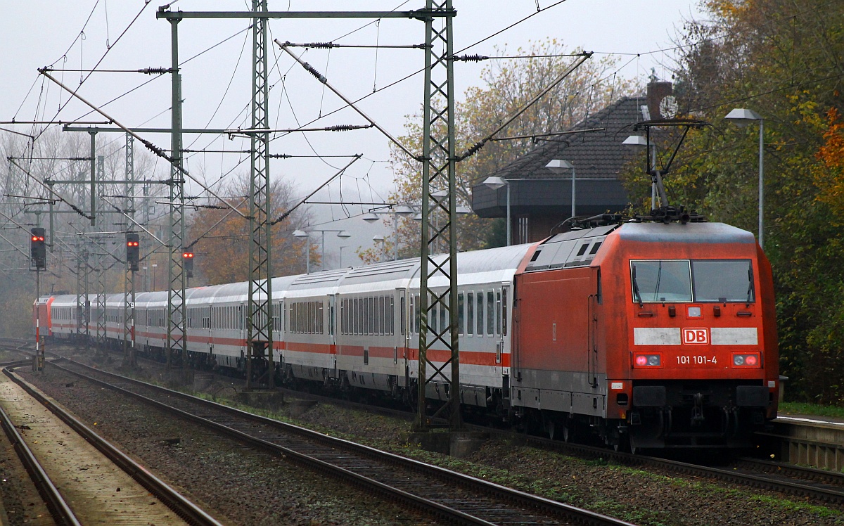 ..die ehemalige EUROPA Werbe-Lok 101 101-4 schiebt kräftig mit. Schleswig 14.11.14
