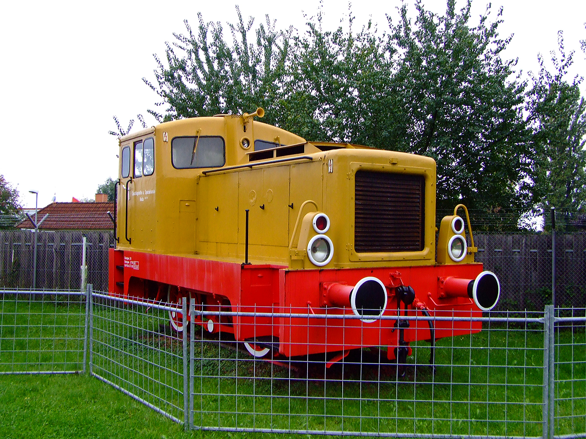 Die ehemalige Lok 3 der ZuS - Zuschlagstoffe und Spezialsande GmbH (Haida), ex Lok 4 der CFK – VEB Chemiefaserkombinat Wilhelm-Pieck-Stadt Guben, eine LKM V 22 B (ex LKM V 18 B) am 02.10.2010 im Technik Museum Speyer.

Die normalspurige Lok wurde 1963 bei VEB Lokomotivbau Karl Marx Babelsberg (LKM) unter der Fabriknummer 261319 als Typ V 18 B gebaut. Die LKM ging �brigens aus dem Werk der Maschinenbau und Bahnbedarf Aktiengesellschaft, vormals Orenstein & Koppel, Berlin (MBA) hervor.  1987 erfolgte ein Umbau, durch die Ausr�stung mit einem 220 PS-Dieselmotor 6 VD 18/15-1 und Str�mungsgetriebe GSU 20/4.2 durch das RAW Halle der Deutschen Reichsbahn. Somit erfolgte die neue Typenbezeichnung V 22 B.

Mit Serienreife der V 15 stand ein leistungsst�rkerer Motor zur Verf�gung, so da� dieser in die Serienfertigung einfloss. Nach Anpassungen am Str�mungsgetriebe wurde die 180 PS leistende Lokomotive als V 18 in einer St�ckzahl von 577 Exemplaren in der Zeit von 1961 bis 1967 gebaut. Zahlreiche V 18 wurde auch an Industrie- und volkseigene Betriebe in der DDR geliefert. Danach wurde eine weitere Leistungssteigerung im Serienbau umgesetzt, so da� die weitere Fertigung auf eine 220 PS leistende Lok (V 22 B) �berging.

Bei anstehenden Revisionen wurden im Rahmen von Vereinheitlichungsbestrebungen Motor und Getriebe bei vielen Fahrzeugen der Baureihe V 18 gegen die Komponenten der V 22 genannte leistungsst�rkere Varianten getauscht. Dieser Tausch wurde als Umbau auf den Fabrikschildern der V 18 vermerkt.
TECHNISCHE DATEN:
Spurweite:  1.435 mm
Achsfolge: B
L�nge �ber Puffer:  6940 mm
Achsstand:  2.500 mm
Raddurchmesser neu:  1.000 mm
Dienstgewicht:  21t
Leistung:  136 kW/180 PS als V 18 (sp�ter 162 kW/220 PS als V 22)
H�chstgeschwindigkeit:  37 km/h

Der Kraftfluss erfolgt vom Motor �ber eine drehelastische Kupplung und eine kurze Gelenkwelle zum Antrieb des Str�mungsgetriebes GSR 12/3,7 mit einem Wandler und zwei Kupplungen. Sp�ter wurde das Zweiwandlergetriebe GSU 20/4,5 mit Anfahrwandler (bis 16 km/h) und Marschwandler (f�r 16–40 km/h) eingebaut. Das Umschalten der Getriebe erfolgt selbstt�tig, in Abh�ngigkeit von der Fahrgeschwindigkeit.

An das Str�mungsgetriebe ist das Wendegetriebe direkt angeflanscht, das den Wechsel der Fahrtrichtung erm�glicht. Die Wendegetriebe wurden im Laufe der Zeit mehrfach �berarbeitet und verbessert. Das Wendegetriebe treibt die Blindwelle direkt an und �bertr�gt das Drehmoment �ber Kuppelstangen auf die beiden Rads�tze. 
