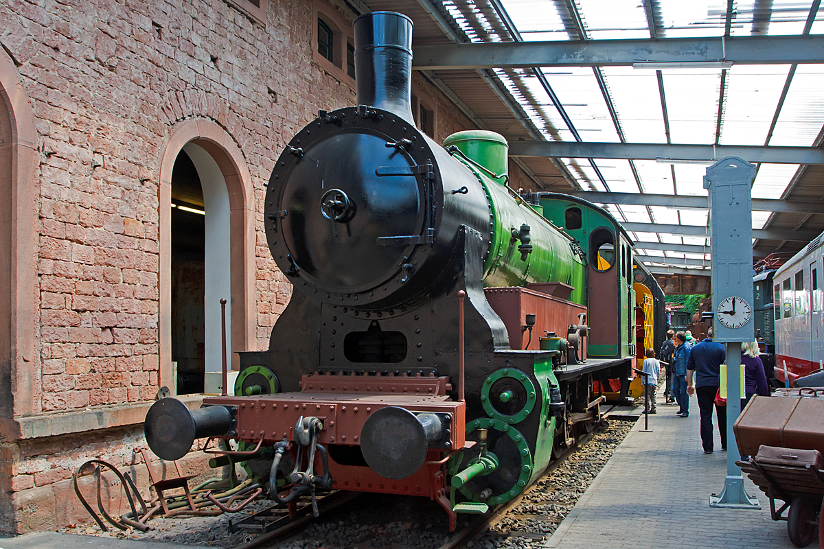 Die einzig erhaltene Tenderlokomotive Pfälzische T 5, ex Pfalzbahn T5 Nr. 307, ex DR 94 002, ex EBV Nr. 3  Carl Alexander , am 31.05.2014 im DGEG Eisenbahnmuseum Neustadt/Weinstraße (Pfalzbahn - Museum).

Die Pfälzische T 5 wurde 1907 bei Krauss & Comp. in München-Allach unter der Fabriknummer 5779 gebaut und an die Pfalzbahn als Nr. 307 geliefert, die Lokomotive wurde 1925 von der Deutschen Reichsbahn als 94 002 eingeordnet. Da ihre Leistungsdaten schlechter waren als die der Anderen fünffach gekuppelten Länderbahnlokomotiven wurden sie bereits 1926 ausgemustert und verkaufte sie 1927 an den Eschweiler Bergwerks-Verein (EBV), der sie auf der Steinkohlenzeche Carl Alexander in Baesweiler bis 1976, als EBV Nr. 3   Carl Alexander , einsetzte. Die DGEG erwarb die Lok und richtete sie wieder her, die Farbgebung entspricht der Zeit vor 1920.

Diese Lok blieb als einzige, von den vier gebauten, Pfälzischen T 5 erhalten.

Die Maschinen wurden speziell für den Einsatz vor schweren Kohlezügen auf der Steilrampe zwischen Pirmasens und Biebermühle von der Pfalzbahn beschafft. Es handelte sich dabei um den letzten Tenderlokomotiventyp welcher eigenständig von den Pfälzischen Eisenbahnen entwickelt wurde. Sie erreichten in der Ebene eine Geschwindigkeit von 40 km/h mit 1.510 t Wagenzugmasse. Auf einer Steigung von zwei Promille konnten sie noch 200 t mit 30 km/h befördern. Damit waren sie leistungsschwächer als die zeitgenössischen laufradsatzlosen Fünfkuppler der Bahnen Preußens, Sachsens oder Württembergs.


Die Lokomotiven verfügten über einen genieteten Blechrahmen, der Wasserkasten war zwischen dem Kessel und dem Rahmen angeordnet.

Der zweite und vierte Kuppelradsatz waren fest im Rahmen gelagert, die übrigen Radsätze führte man seitlich verschiebbar nach dem Gölsdorf-Prinzip aus.

Das Zweizylinder-Nassdampftriebwerk mit einfacher Dampfdehnung trieb den vierten Kuppelradsatz an. 

Als Bremse kam gemäß pfälzischen Vorgaben eine Druckluftbremse der Bauart Schleiffer zum Einsatz welche beidseitig auf die zweite und dritte Kuppelachse wirkte. Zusätzlich gab es noch eine Extersche Handbremse.


TECHNISCHE DATEN:
Bauart:  E n2t
Gattung:  Gt 55.14 (5 von 5 Achsen angetrieben / 14 t Achslast)
Spurweite:  1.435 mm (Normalspur)
Länge über Puffer:  12.020 mm
Dienstgewicht:  72,0 t
Radsatzfahrmasse:  14,4 t
Höchstgeschwindigkeit:  40 km/h
Treibraddurchmesser:  1.180 mm
Zylinderanzahl:  2
Zylinderdurchmesser:  560 mm
Kolbenhub:  560 mm
Kesselüberdruck:  13 bar
Wasservorrat:  6 m³
Kohle:  2,5 t