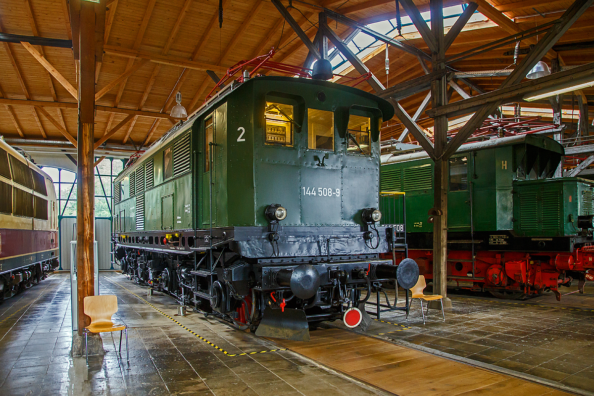 Die Elektrolokomotive DB 144 508-9, ex DB E 44 505, ex DRB E 44 108, am 11.09.2022 in der Lokwelt Freilassing. Die Lok ist Eigentum vom DB Museum und eine Leihgabe die Lokwelt Freilassing.

Die Lok wurde 1934 von der AEG - Allgemeine Elektricit�tsgesellschaft in Henningsdorf b. Berlin unter der Fabriknummer 4821 gebaut und als E44 108 an die Deutsche Reichsbahn-Gesellschaft (DRG) geliefert, 1938 erfolgte die Umzeichnung in DR E44 508. Mit der Einf�hrung des EDV-Nummernsystems der Deutschen Bundesbahn wurde sie ab 1968 zu DB 144 508.9 als diese wurde sie bis zur Ausmusterung 1977 und wurde zum DB Museumsfahrzeug.

Sie ist eine Lok (E44.5) der zweiten Serie und hat so etwas andere Werte wie die der ersten Serie (wie z.B. der Denkmallok ex DB 144 502-2 beim Bahnhof Freilassing http://hellertal.startbilder.de/bild/deutschland~bahnhoefe~sonstige-in-bayern/786583/die-denkmallok-ex-db-144-502-2.html ). So hat sie eine Stundenleistung 2.200 kW (anstelle von 1.600 kW).
