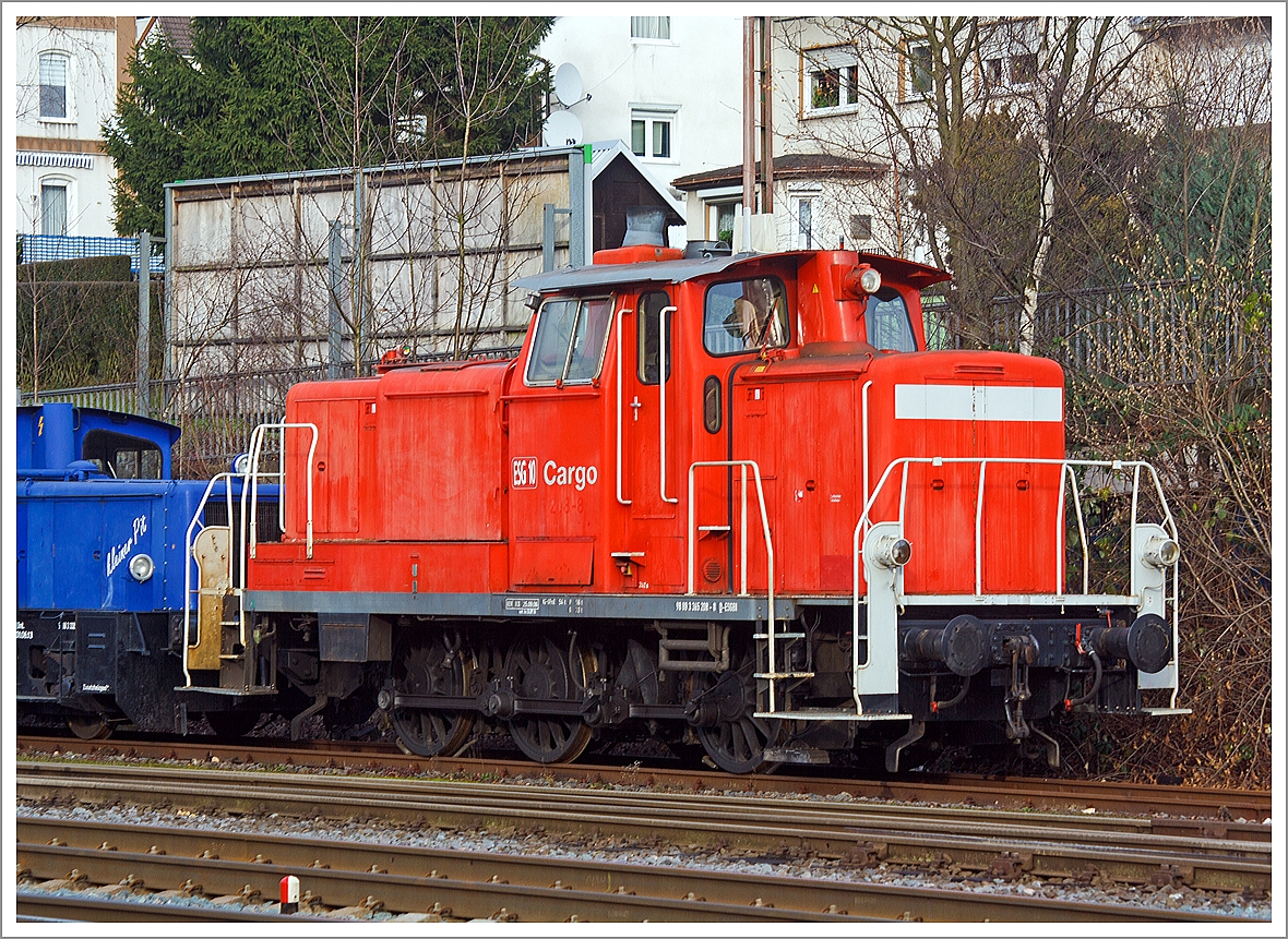 Die ESG 10 (365 208-8) der ESG Eisenbahn Service Gesellschaft mbH (Vaihingen an der Enz), ex DB V 60 1208, ex DB 261 208-3, sowie DB 361 208-2, abgestellt am 21.12.2013 in Kreuztal.

Die V60 der schweren Bauart wurde 1963 bei Krupp unter der Fabriknummer 4620 gebaut und als V 60 1208 an die DB geliefert, 1968 erfolgte die Umzeichnung in DB 261 208-3, eine weitere Umzeichnung in 361 208-2 erfolgte 1987. Ein Umbau mit Einbau einer Funkfernsteuerungen und Umzeichnung in 365 208-8 erfolgte 1988. Bis zur z-Stellung im März 2005 lief die Lok bei der DB bzw. Railion Deutschland AG, die endgültige Ausmusterung erfolgte dann am 30.06.2006. Zur ESG kam die Lok dann 2007. Hier trägt sie nun auch die NVR-Nummer 98 80 3365 208-8 D-ESGBI.