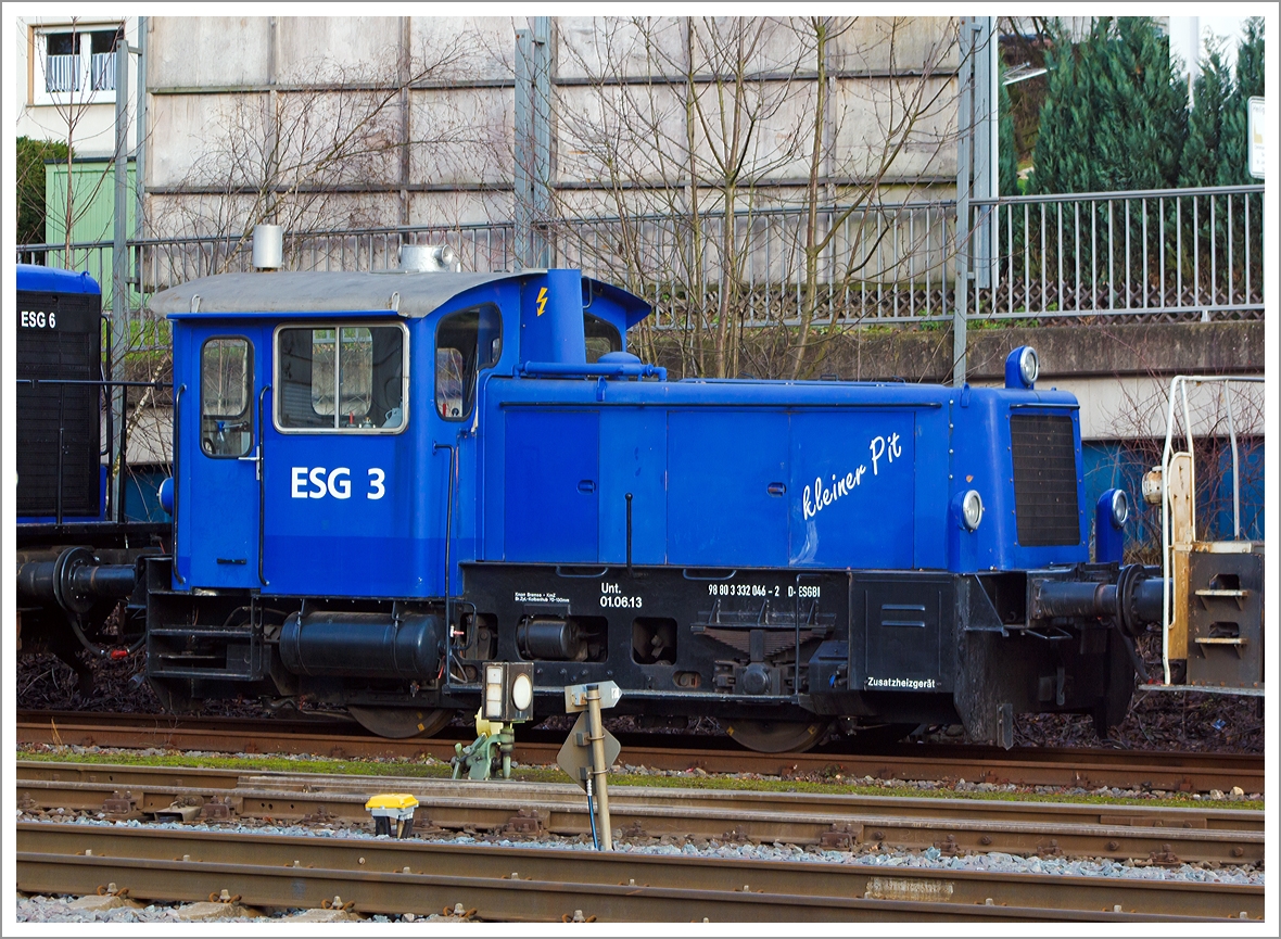 Die ESG 3  Kleiner Pit  (332 046-2) der ESG Eisenbahn Service Gesellschaft mbH (Vaihingen an der Enz), ex DB Köf 11 046, ist am 21.12.2013 in Kreuztal abgestellt. 

Die Köf III (Köf 11) wurde 1963 bei Jung, Jungenthal bei Kirchen an der Sieg unter der Fabriknummer 13630 gebaut und als Köf 11 046 an die DB - Deutsche Bundesbahn geliefert wurde. Mit der Einführung des EDV-Nummernschemas wurde sie 1968 in  DB 332 046-2 ungezeichnet, 1998 erfolgte in Frankfurt (Main) die Ausmusterung. Im Jahr 2000 ging sie an die Firma Ferrum Montan GmbH in Gießen, bereit 2001 ging sie dann an die ESG, die Vergabe der NVR-Nummer 98 80 3332 046-2 D-ESGBI erfolgte dann 2007.

Die Firma Gmeinder entwickelte und lieferte 1959 und 1960 acht Prototypen diese erhielten die vorläufigen Bezeichnungen Köf 10 (Höchstgeschwindigkeit 30 km/h) und Köf 11 (Höchstgeschwindigkeit 45 km/h). Köf steht für Kleinlok mit Öl-(Diesel-)Motor und Flüssigkeitsgetriebe - vor dem Krieg gab es in den Leistungsgruppen I und II. Die Prototypen der Leistungsgruppe III unterschieden sich zu Vergleichszwecken in ihren Motoren und Getrieben und wurden von der Bundesbahn ausgiebig getestet.
Für die Serienloks mit der Bezeichnung Köf 11 entschied man sich für den Dieselmotor RHS 518A der Motorenwerke Mannheim mit einer Nennleistung von 177 kW (240 PS) und das hydraulische Wendegetriebe L213U von Voith. Hinter dem Wendegetriebe erfolgte die Kraftübertragung auf die Räder mit Hilfe von Rollenketten. Insgesamt 317 Loks dieser Ausführung erhielten bei der Umstellung auf ein computergerechtes Nummernsystem 1968 die Baureihenbezeichnung 332, die drei langsameren Prototypen der Baureihe Köf 10 erhielten die Baureihenbezeichnung 331. 

Noch während der laufenden Produktion der Köf 11 entwickelte Gmeinder die Kleinloks der Lg III weiter. Wesentliches Unterscheidungsmerkmal der 1965 vorgestellten Köf 12 001 war der erstmals bei einer Kleinlok verwendete Gelenkwellenantrieb (anstelle der Rollenkette), der verschiedene Vorteile bei der Kraftübertragung bot ࠓ äußerlich blieb die Konstruktion unverändert. Die Köf 12  wurde 1968 zur Baureihe 333.

Technische Daten:
Achsformel : B 
Spurweite: 1435 mm
Länge über Puffer: 7.830 mm
Achsabstand: 2.800 mm
Dienstmasse (2/3 Vorräte): 22 t 
Dieselkraftstoff: 300 l
Motor: 8-Zylinder-MWM-Dieselmotor RHS 518 A
Leistung:  177 kW (240 PS)
Höchstgeschwindigkeit: 45 km/h 
Anfahrzugkraft: 83,4 kN
