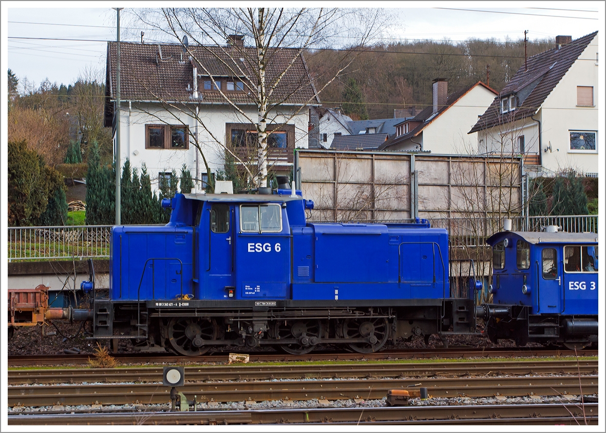 Die ESG 6 (363 621-4) der ESG Eisenbahn Service Gesellschaft mbH (Vaihingen an der Enz), ex DB V 60 621, ex DB 261 621-7, ex 361 621-6 sowie DB 365 621-2, abgestellt am 21.12.2013 in Kreuztal.

Die V 60 der schweren Bauart wurde 1959 bei MaK in Kiel unter der Fabriknummer 600210 gebaut und als V 60 621 an die Deutsche Bundesbahn geliefert wurde. In Jahr 1968 erfolgte die Umzeichnung in 261 621-7, eine weitere Umzeichnung in 361 621-6 erfolgte 1987. Ein Umbau mit Einbau einer Funkfernsteuerungen und Umzeichnung in 365 621-2erfolgte 1989. Im Jahr 2001 erfolgte eine Modernisierung durch die DB Fahrzeuginstandhaltung GmbH im Werk Chemnitz dabei bekam sie einen Caterpillar 12-Zylinder V-Motor CAT 3412E DI-TTA mit elektronischer Drehzahlregelung sowie u.a. eine neue Lichtmaschinen und Luftpresser, zudem erfolgte die Umzeichnung in 363 621-4.
Die Ausmusterung erfolgte 2010 und kam dann zur ESG, hier trägt sie nun die NVR-Nummer 98 80 3363 621-4 D-ESGBI.

Technische Daten:
Achsanordnung:  C
Höchstgeschwindigkeit im Streckengang: 60 km/h
Höchstgeschwindigkeit im Rangiergang: 30 km/h
Nennleistung: 465 kW (632 PS)
Drehzahl: 1.800 U/min
Anfahrzugkraft:   117,6 kN
Länge über Puffer:  10.450 mm
Gewicht:   53,0 t
Radsatzlast max:   16,7 t
Kraftübertragung:  hydraulisch
Antriebsart:  Blindwelle-Stangen