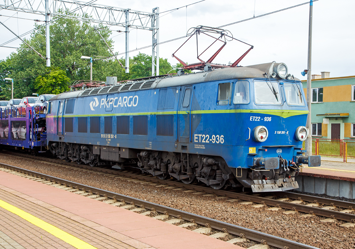 
Die ET22-936 (91 51 3 150 261-8 PL-PKPC 2151) eine Pafawag 201E der PKP Cargo erreicht am 27.06.2017 mit einem Autozug Rzepin / Polen (deutsch Reppen).

Die Lok wurde 1985 von Pafawag in Wrocław (Breslau), ehemals Linke-Hofmann-Werke LHW, unter der Fabriknummer 201E-937 gebaut.

F�r den stark wachsenden G�terverkehr ben�tigten die PKP Mitte der 1960er Jahre dringend eine neue zeitgem��e Maschine, denn weder die EU20 noch die ET21 besa�en das Potential f�r modernere Varianten. 1966 wurden die Bedingungen f�r die neue G�terzuglok definiert, zun�chst mit dem Hintergedanken, eine Universallok mit einer H�chstgeschwindigkeit von 125 km/h zu schaffen, welche sich auch f�r schwere Reisez�ge eignete. Technisch gesehen �bernahm die neue Maschine diverse Konstruktionsmerkmale von der EU07 wie z.B. die Fahrmotoren, Prim�r- und Sekund�rfederung und noch viele andere Details. Pafawag in Breslau baute und lieferte schlie�lich im November 1969 mit der ET22-001einen ersten Prototypen, gefolgt von der ET22-002 im n�chsten Februar. Ausgiebige Testfahrten brachten zufriedenstellende Ergebnisse und so rollten 1971 die n�chsten zehn ET22 aus den Werkshallen. Die Loks besa�en sechs Tatzlagermotoren   des bew�hrten Typs EE541 und waren so aufgrund ihrer Leistung inder Lage, schwere G�terz�ge von bis zu 3.150 t mit 70 km/h zu ziehen. G�terz�ge mit bis zu 2.700 t Anh�ngelast konnten sogar mit 80 km/h bef�rdert werden. Ebenfalls kein Problem bildeten Reisez�ge mit bis zu 700 t Anh�ngelast bei der Maximalgeschwindigkeit von 125 km/h. Im Vergleich zu den ET21 garantierten die ET22 eine fast f�nfzigprozentige Erh�hung von Nennleistung und Zugkraft und so stand einer extensiven Beschaffung nichts mehr im Wege. Bis 1990 wurden insgesamt  1.183  Loks  geliefert, womit sich die ET22 f�r die meistgebauten Ellok in Polen und sogar in Europa qualifizierte. Doch die ersten Maschinen besa�en auch einige Schwachstellen, denn sie waren u.a. anf�llig f�r Entgleisungen. Daher �berarbeitete man ab der ET22-122 die Verbindung zwischen den Drehgestellen, Rahmen und Lokkasten, was das Problem weitgehend beseitigte, zudem auch die Vibrationen verminderte und den Fahrkomfort verbesserte.
Mit den ET22-501  und -502 (sp�ter ET22-1001 u.-1002)   kamen   1978   zwei  Versuchsmaschinen des Typs Pafawag 201Ec zum Laufen, welche mit Vielfachsteuerung und modifizierten Drehgestellen ausgestattet waren. Doch diese erwiesen sich ebenfalls als wenig zielf�hrend. 1975/76 konnten sogar 23 Maschinen mit einigen �nderungen   (gr��erer Lokkasten wegen gr��erem Lichtraumprofil, LKa535-Fahrmotoren   etc.) nach Marokko exportiert werden.

TECHNISCHE DATEN:
Gebaute St�ckzahl: 1.184
Baujahre: 1969 bis1989
Spurweite: 1.435 mm
Achsfolge: Co’Co’
L�nge �ber Puffer:19.240 mm
Drehzapfenabstand: 10.300 mm
Achsabstand im Drehgestell: 2x 1.750 mm (3.500 mm)
Breite: 3.005 mm
H�he: 4.486 mm
Triebraddurchmesser: 1.250 mm
Dienstgewicht: 120 t
Fahrmotoren 6 St�ck vom Typ EE541
Stundenleistung: 3.120 kW
Dauerleistung: 3.000 kW
Anfahrzugkraft: 420 kN
Dauerzugkraft: 216 kN
H�chstgeschwindigkeit: 125 km/h
Getriebe�bersetzung: 79:18
Stromsystem: 3 kV DC (=)
Bremsanlage: Oerlikon
