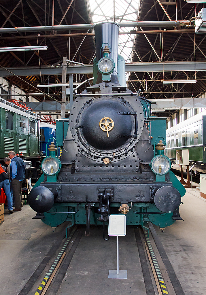 Die ex bayerische R 3/3 - 4701, ex DR 89 810, ex DB 89 810, eine ehemalige bayerische Güterzugtenderlokomotive, am 14.06.2014 im DB Museum Koblenz-Lützel.

Die Lokomotive 89 801 (früher: bayerische R 3/3 „4701“) wurde 1921 von Krauss & Co in München unter Fabriknummer 7851 gebaut und von der Königlich Bayerischen Staatsbahn im gleichen Jahr in Dienst gestellt. Bis zur Ausmusterung bei der Deutschen Bundesbahn am 28.12.1964 war die Lok in Bayern stationiert. Die 89 801 war das erste Exemplar der zweiten Bauserie und hatte lange dem Ausbesserungswerk Duisburg-Wedau als Denkmallokomotive gedient. Beim Großbrand am 17. Oktober 2005 in Nürnberg wurde sie stark beschädigt und ist in Koblenz wieder aufgearbeitet worden.

Die R 3/3 der Königlich Bayerischen Staatsbahn waren Tenderlokomotiven für den Güterverkehr mit drei Kuppelachsen. Die 90 Fahrzeuge der ab 1921 gelieferten zweiten Bauserie kamen alle zur Deutschen Reichsbahn, die sie als Baureihe 89.8 in ihren Nummernplan einreihte. Bei der Deutschen Bundesbahn verblieben nach dem Zweiten Weltkrieg 86 Exemplare. Die letzte wurde erst 1960er-Jahenen aus dem Dienst genommen. 


TECHNISCHE DATEN der Baureihe: 
erstes Baujahr :1921
Spurweite: 1.435 mm
Achsfolge/Bauart: C n2t
Gattung: Gt 33.16
Länge über Puffer: 9.974 mm
Dienstgewicht: 47,6 t
Radfahrmasse: 15,9 t
Treibrad-Durchmesser: 1.216 mm
Geschwindigkeit: 45 km/h
Leistung: 430 PS (315 kW)
Zylinderzahl: 2
Zylinder-Durchmesser: 420 mm
Kolbenhub: 610 mm
Zugkraft: 320 kN
Kesseldruck: 12 bar
Rostfläche: 1,62 qm
Verdampfungs-Heizfläche: 88,60 qm
Steuerung: Heusinger
Kupplungsart: Schraubenkupplung

Quelle: DB Museum
