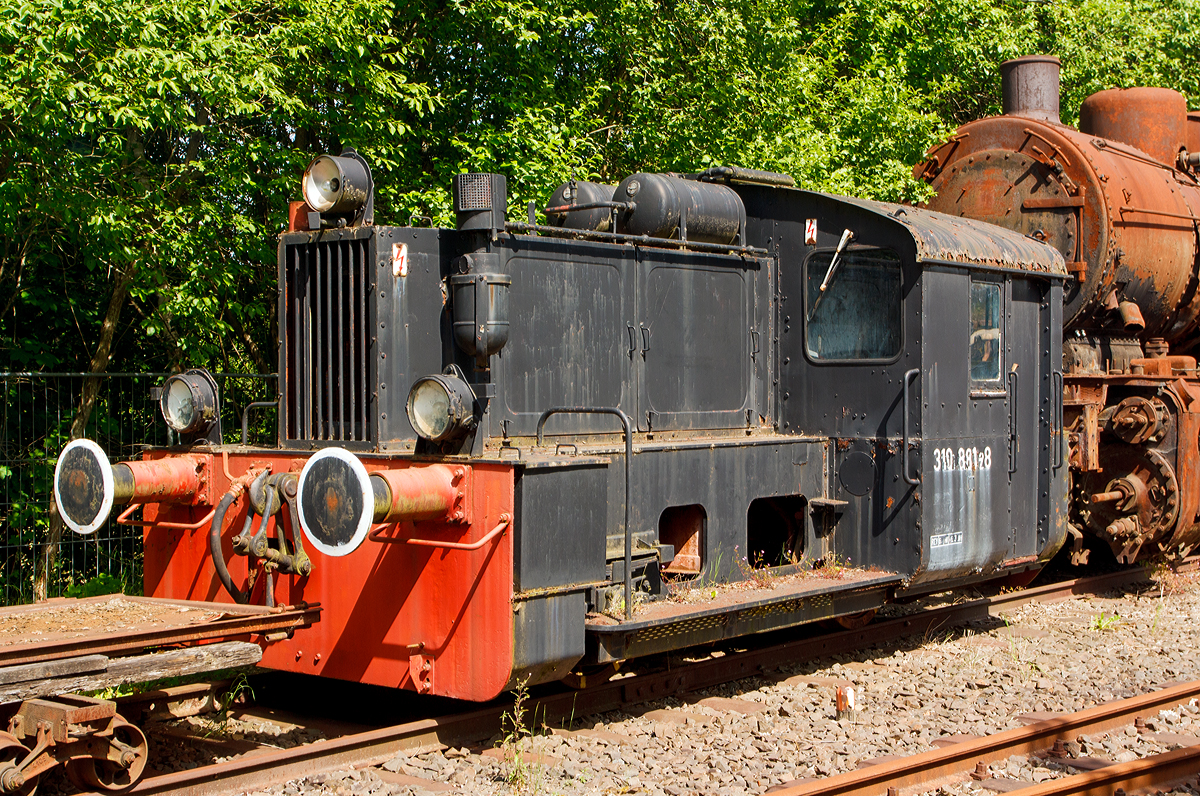 
Die ex DR 310 881-8, ex DR 100 881-2 ex DR Kbf 5261, am 09.06.2014 im Dampflok-Museum Hermeskeil.

Die Kbf II wurde 1944 von Deutz unter der Fabriknummer 47357  gebaut und an die DRB (Deutsche Reichsbahn) als Kbf 5261 geliefert, an dem zweiten Buchstaben  b  kann man erkennen was für einen Motor sie ürspünglich hatte, sie hatte einen Bezinmotor. Nach dem Krieg blieb sie im Osten. Nach dem neuen EDV-Nummernplan wurde sie zum 01.06.1970 in DR 100 881-2 umgezeichnet. Nach der Wiedervereinigung erfolgte zum 01.01.1992 noch die Umzeichnung in DR 310 881-8, sie wurde aber bereits zum 17.06.1992 dann ausgemustert und an Tunnelbau Greuter GmbH in Saarlouis verkauft. 1995 wurde von Herrn Falz (Dampflok-Museum Hermeskeil) gekauft.