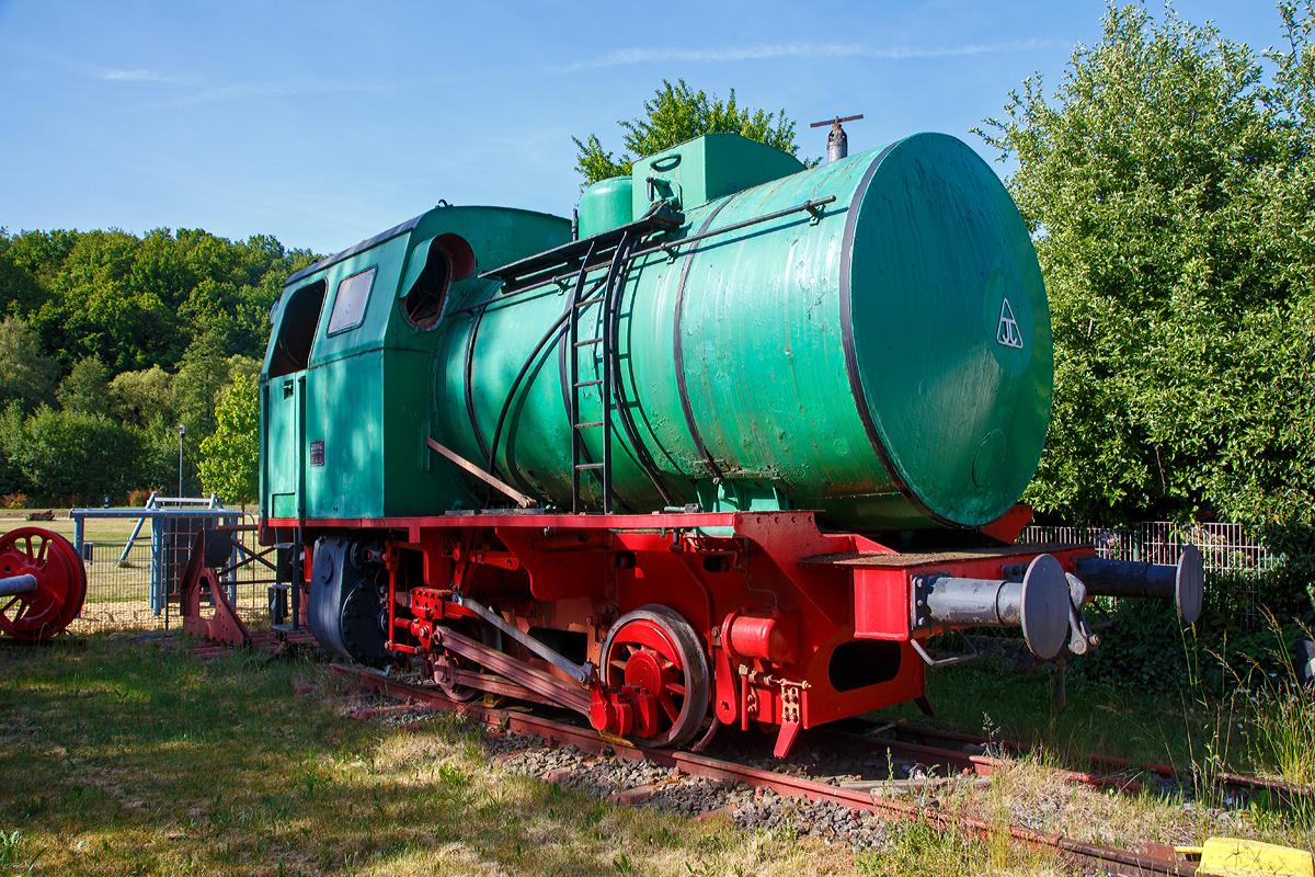 
Die Feuerlose Dampfspeicherlok Jung 11722 vom Typ Freia als Denkmallok am 31.05.2020 in Niederfischbach.

Die Lok wurde 1953 von Jung Jungenthal GmbH, Kirchen/Sieg unter der Fabriknummer 11722 gebaut und an die Glanzstoff-Courtaulds in Köln-Merheim geliefert, später ging sie an AKZO-Chemie GmbH in Köln-Niehl bis sie 1993 an einen Privatmann in Niederfischbach verkauft wurde.
Diese Jung Dampfspeicherloks vom Typ Freia haben die Achsfolge B, 250 PS Leistung und sind 33,1 t schwer.
