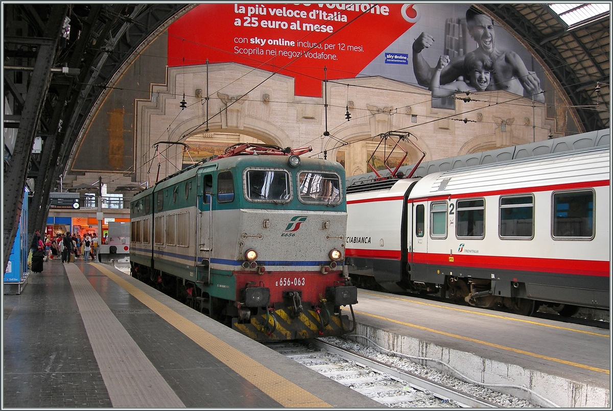 Die FS 656 063 in Milano Centrale. Erst den Hintergrund etwas weggeschnitten, habe ich mich dann doch anderes entschieden, und hoffe, dies nicht zu Unrecht,imitd .
22. Juni 2015