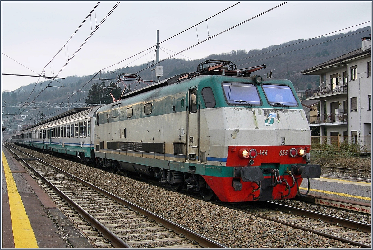 Die FS E 444 055 mit eine Schnellzug Richtung SChweiz beim Halt in Domodossola.
6. Feb. 2007