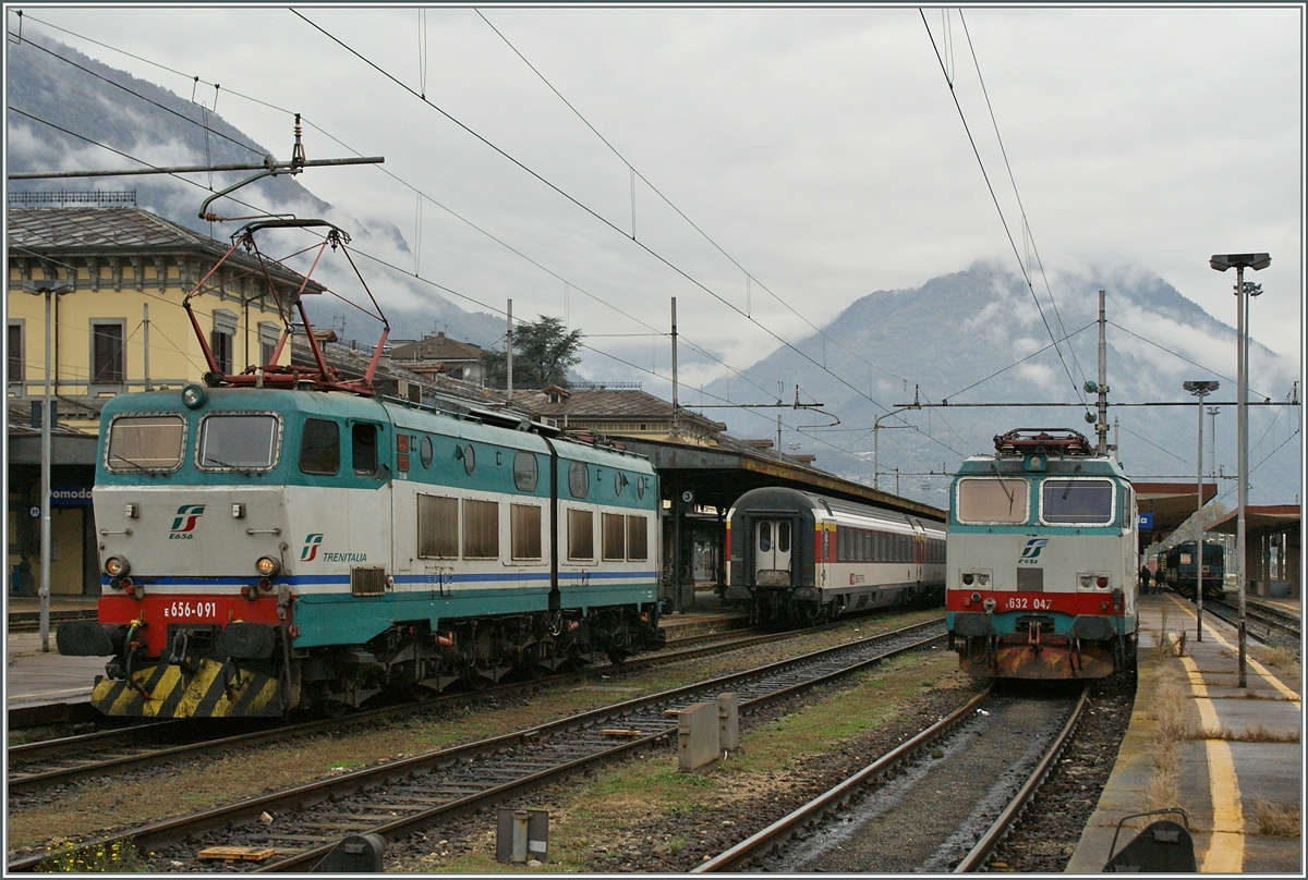 Die FS E 656 091 der Trenitalia �bernimmt in Domodossola den EC 37, der diese Woche statt mit einen ETR 610 mit einer SBB Wagen Komposition gef�hrt wird.
31. Okt. 2013