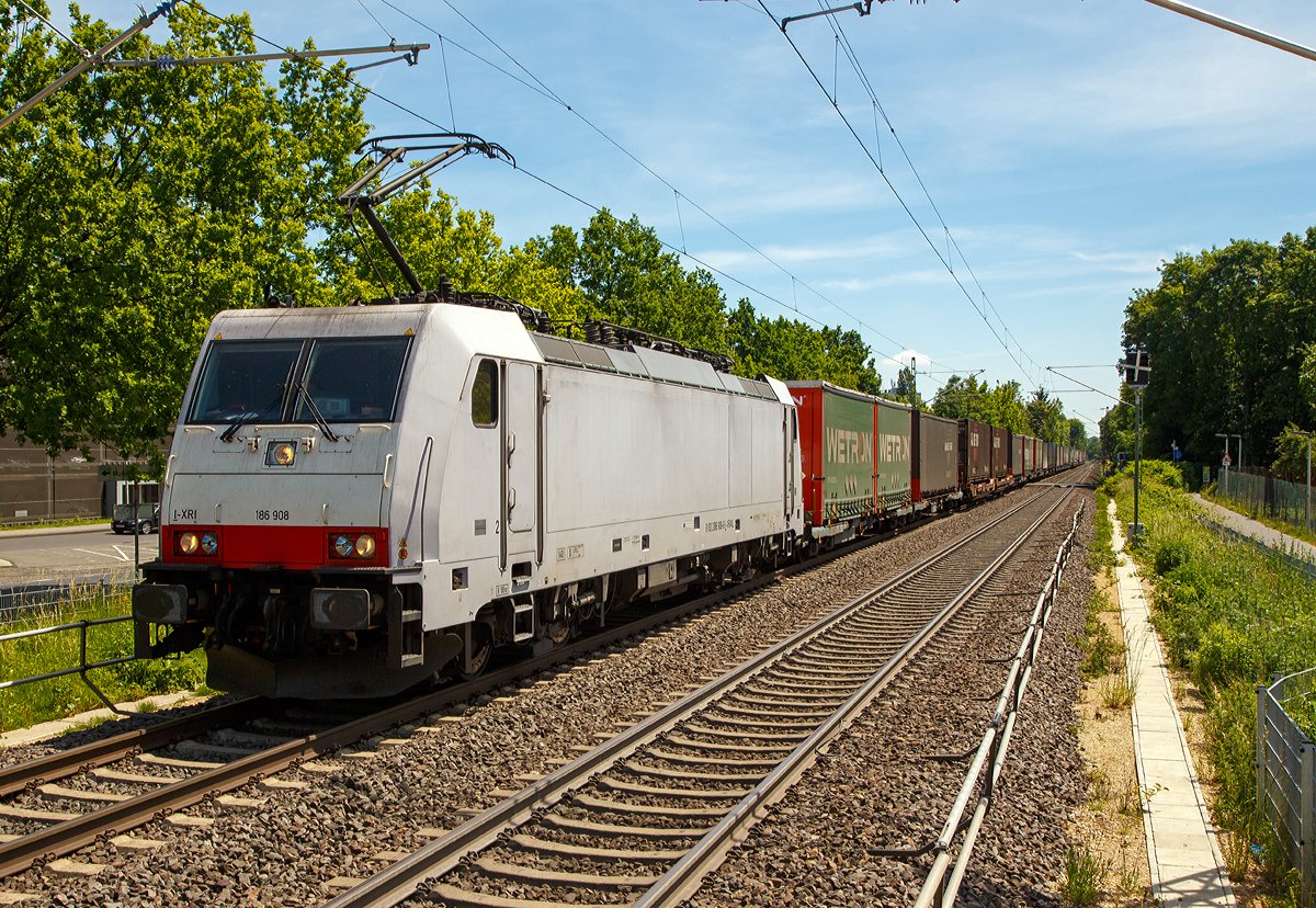 
Die für die Crossrail AG fahrende E 186 908 (91 83 2186 908-6 I-XRAIL, ex 91 80 6186 908-0 D-BTK) fährt am 01.06.2019 mit einem langen KLV-Zug durch den Bahnhof Bonn UN Campus (in Bonn-Gronau) in Richtung Norden.

TRAXX F140 MS(2E) wurde 2008 von Bombardier in Kassel unter der Fabriknummer 34363 für die CBRail (heute Macquarie European Rail Ltd, Luxembourg) gebaut. Die Multisystemlokomotive hat die Zulassungen bzw. besitzt die Länderpakete für Deutschland, Österreich, Schweiz und Italien. 

Nochmal liebe Grüße an den sehr freundlichen  Lokführer zurück, der mich freundlich mit Lichtsignalen begrüßte.