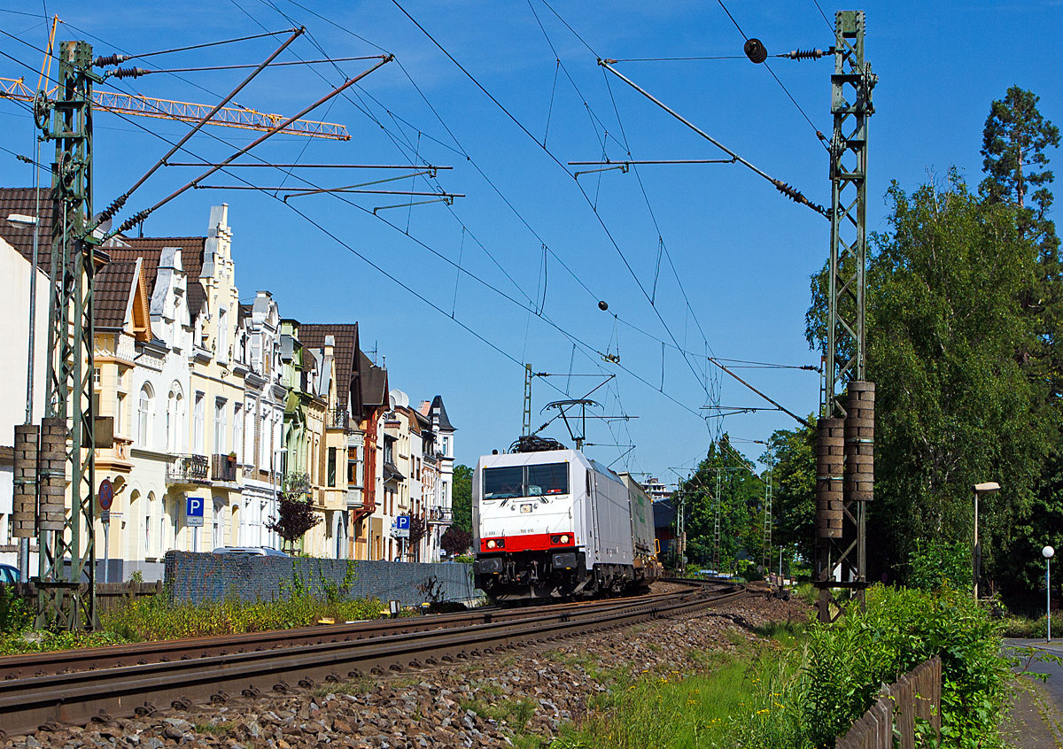 
Die für die Crossrail Italia S.r.l. fahrende 186 910 (91 83 2186 910-2 I-XRAIL) zieht am 06.06.2014 einem Hupac-Zug durch Königswinter in Richtung Süden. 

Die TRAXX F140 MS wurde 2008 von Bombardier in Kassel unter der Fabriknummer 34371 gebaut. Sie hat die Zulassungen für  Deutschland, Österreich, Schweiz und Italien.
