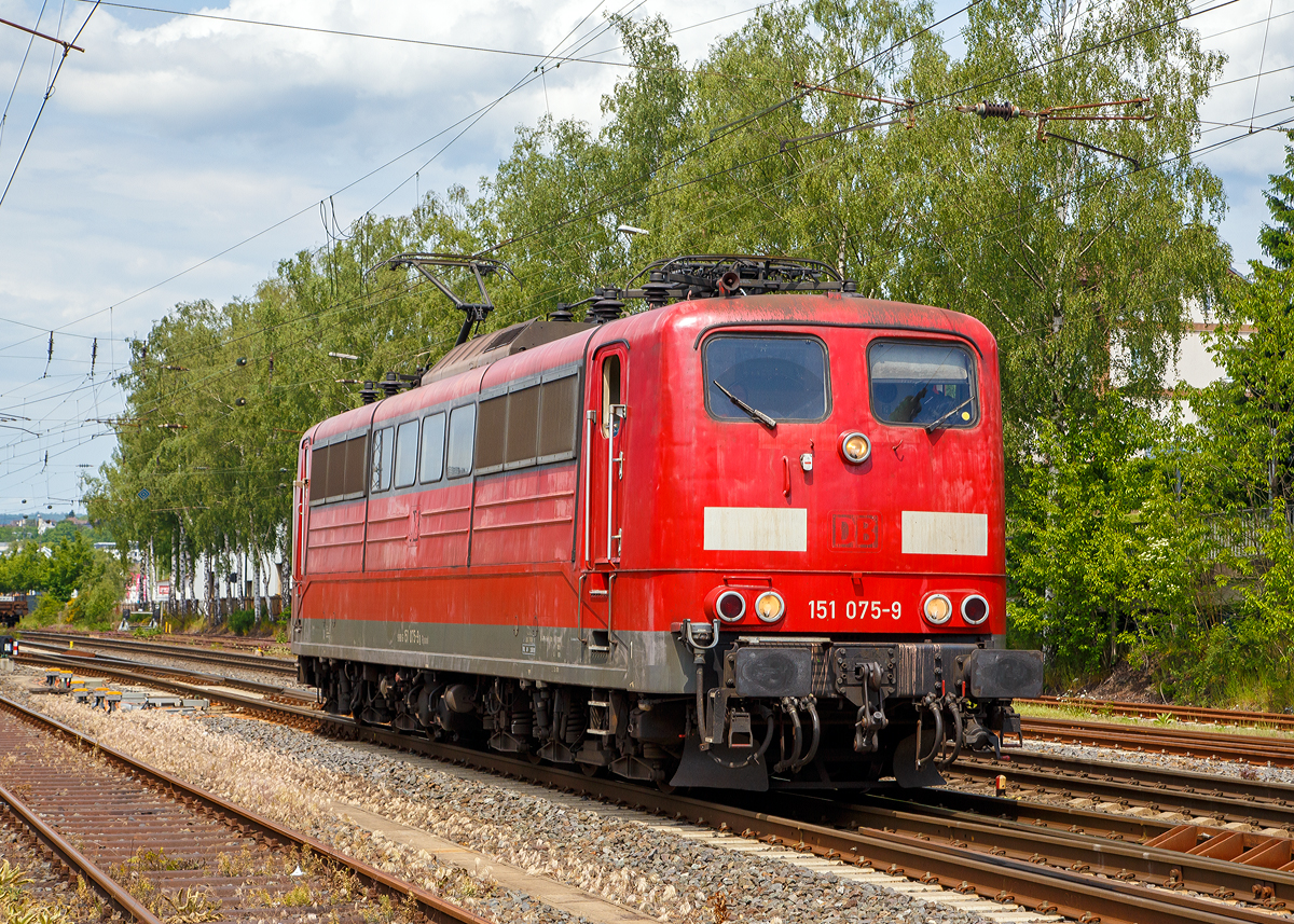
Die für die DB Cargo fahrende Railpool 151 075-9 (91 80 6151 075-9 D-Rpool), ex DB 151 075-9 fährt am 03.06.2019 in Kreuztal in Richtung Rbf. 

Nochmals einen lieben Gruß an den Lokführer zurück.

Die Lok wurde 1975 von Henschel in Kassel unter der Fabriknummer 31818 gebaut. Bis 31.12.2016 gehörte sie zur DB. Zum 01.01.2017 wurden je 100 sechsachsige elektrische Altbau-Lokomotiven der Baureihen 151 und 155 an ein Konsortium aus dem Lokvermieter Railpool (Tochter des US-Investors Oaktree) und dem japanischen Industriekonzern Toshiba verkauft. Die Mehrheit wird Railpool halten. DB Cargo mietet daraufhin 100 Loks von Railpool wieder. Die anderen Maschinen werden dem freien Markt angeboten.