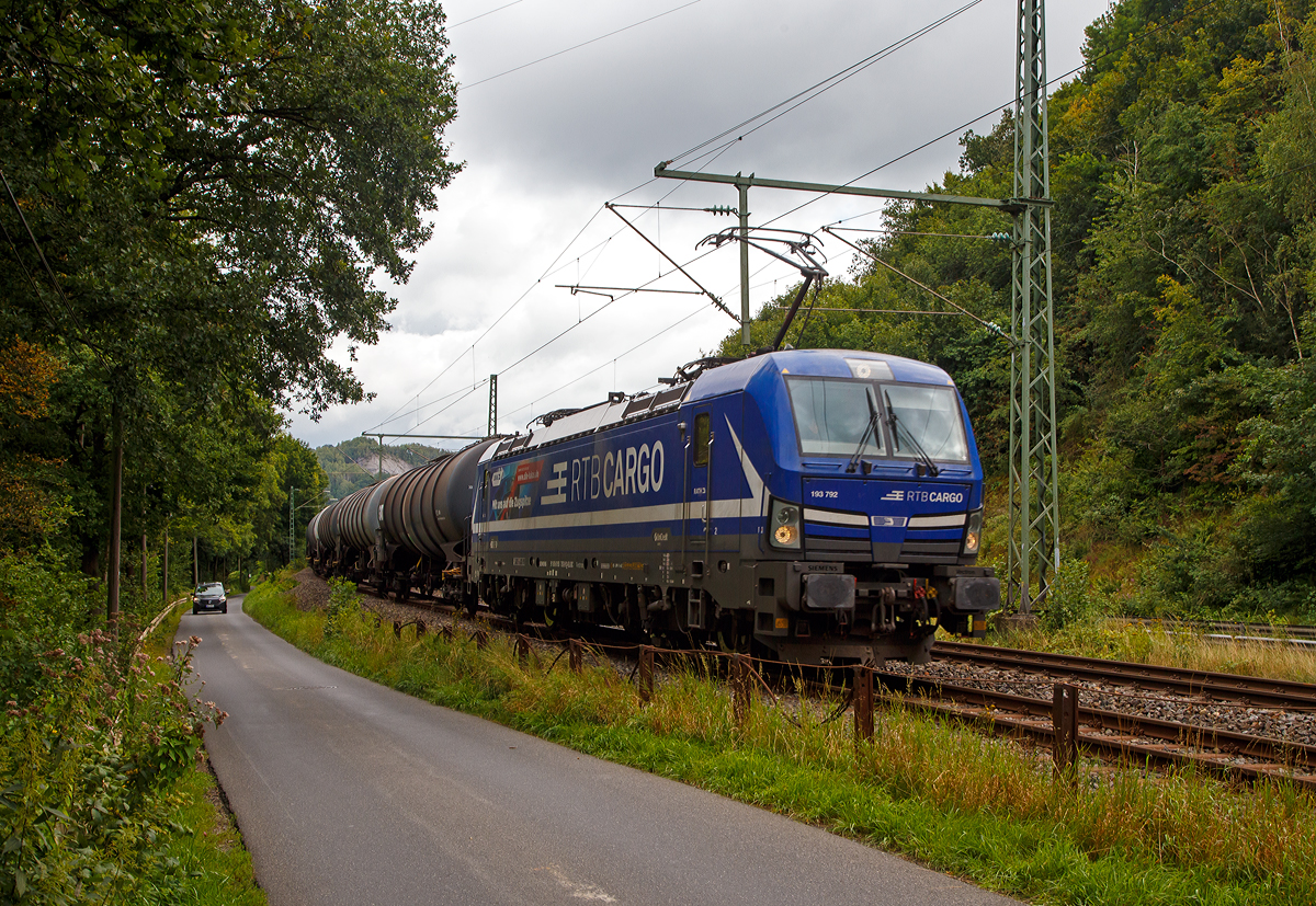 Die für die RTB CARGO fahrende 193 792-9 (91 80 6193 792-9 D-ELOC) fährt am 26.08.2021 mit einem Kesselwagenzug durch Wissen (Sieg) in Richtung Köln.

Nochmals einen lieben Gruß an den netten Lokführer zurück, der mich mit Licht- und Handzeichen begrüßte.

Die Vectron MS - 6.4 MW wurde 2018 von Siemens in München unter der Fabriknummer 22497 gebaut. Sie hat die Zulassungen für D/A/H/PL/CZ/SK/RO/NL. Eingestellt ist die Lok durch ELL - European Locomotive Leasing in Wien.