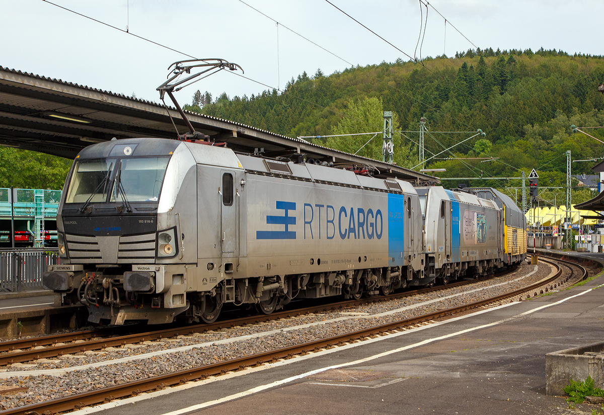 
Die f�r die Rurtalbahn Cargo GmbH fahrende Vectron 193 816-6 (91 80 6193 816-6 D-Rpool) mit der kalten 185 680-6 (91 80 6185 680-6 D-Rpool) f�hrt an 09.06.2019 (Pfingstsonntag) mit einem ARS Altmann Autotansportzug (mit geschlossene Doppelstock Autotransportwaggons) durch Betzdorf/Sieg in Richtung K�ln.
Nochmals einen lieben Gru� an den freundlichen Lokf�hrer zur�ck. 

Die Vectron AC (160 km/h - 6.4 MW) wurde 2015 von Siemens Mobilitiy in M�nchen unter der Fabriknummer 21996 gebaut. Sie hat die Zulassung f�r  D/ A/ H und RO

Die TRAXX F140 AC2 wurde 2009 von Bombardier Transportation GmbH in Kassel unter der Fabriknummer 3469 gebaut. Mit Werbung „-lecker Technik - Studiere Schienenfahrzeugtechnik an der FH Aachen!“. Sie hat die Zulassung f�r  D/ A/ H.