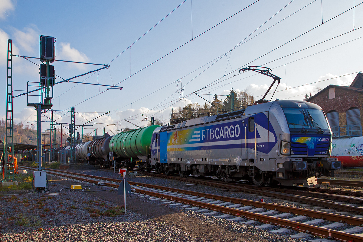
Die für die Rurtalbahn Cargo GmbH fahrende Vectron 193 824-0 (91 80 6193 824-0 D-Rpool) fährt am 30.11.2019 mit einem Kesselwagenzug durch Betzdorf/Sieg in Richtung Köln.

Die Vectron AC (200 km/h - 6.4 MW) wurde 2016 von Siemens Mobilitiy in München unter der Fabriknummer 22054 gebaut. Sie hat die Zulassung für D/ A und H (RO durchgestrichen).

