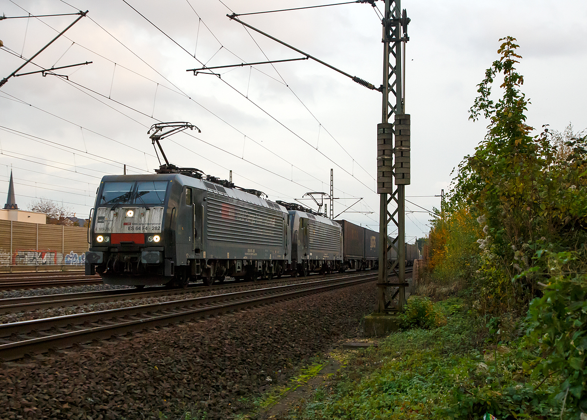 
Die für die SBB Cargo fahrenden schwarzen MRCE Dispolok´s E 189 - 282 / ES 64 F4 - 282 (91 80 6189 282-7 D-DISPO Class 189-VK) und die E 189 - 289 / ES 64 F4 - 289 (91 80 6189 289-2 D-DISPO Class 189-VK) ziehen einen Containerzug  durch Spich in Richtung Norden. 

Beide Loks haben die Zulassung für Deutschland und die Niederlande (erkennbar an Class 189-VK). Die Lok wurden 2008 bzw. 2009 von Siemens unter den Fabriknummern 21489 und 21633 gebaut.