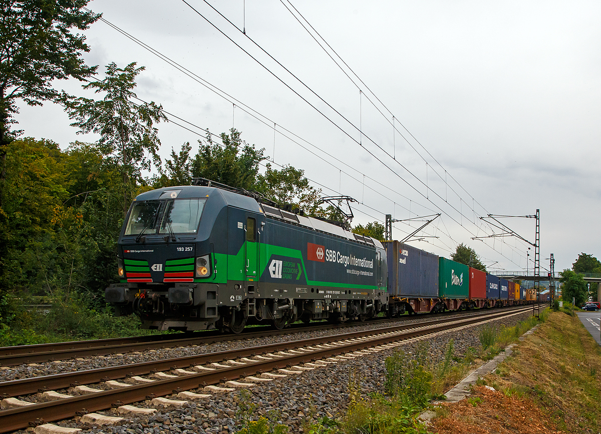 Die für die SBB Cargo International AG fahrende Siemens Vectron MS 193 257 (91 80 6193 257-3 D-ELOC) der ELL - European Locomotive Leasing fährt am 03.08.2020 mit einem KLV-Zug durch Bad Honnef in Richtung Norden.

Die Vectron MS wurde 2016 von Siemens Mobilitiy in München unter der Fabriknummer 22153 gebaut und an die ELL - European Locomotive Leasing geliefert, die sie an die SBB Cargo International AG vermietet hat. Diese Vectron Lokomotive ist als MS – Lokomotive (Multisystem-Variante) mit 6.400 kW konzipiert und zugelassen für Deutschland, Österreich, Schweiz, Italien und Niederlande, sie hat eine Höchstgeschwindigkeit von 200 km/h. So ist es möglich ohne Lokwechsel vom Mittelmeer die Nordseehäfen Rotterdam oder Hamburg an zu fahren.

Die Vectron MS hat folgende Leistungen:
Unter 15kV, 16,7Hz und 25kV, 50Hz Wechselstrom mit 6.400kW;
unter 3kV Gleichstrom mit 6.000kW sowie
unter 1,5kV Gleichstrom 3.500kW

Auf dem Dach der Lok befinden sich vier Einholmstromabnehmer
Position A Pantograf für AC 1.450 mm breit (für Schweiz)
Position B Pantograf für DC 1.450 mm breit (für Italien)
Position C Pantograf für DC 1.950 mm breit (für Niederlande)
Position D Pantograf für AC 1.950 mm breit (für Deutschland, Österreich), Position D ist hier im Bild hinten.
