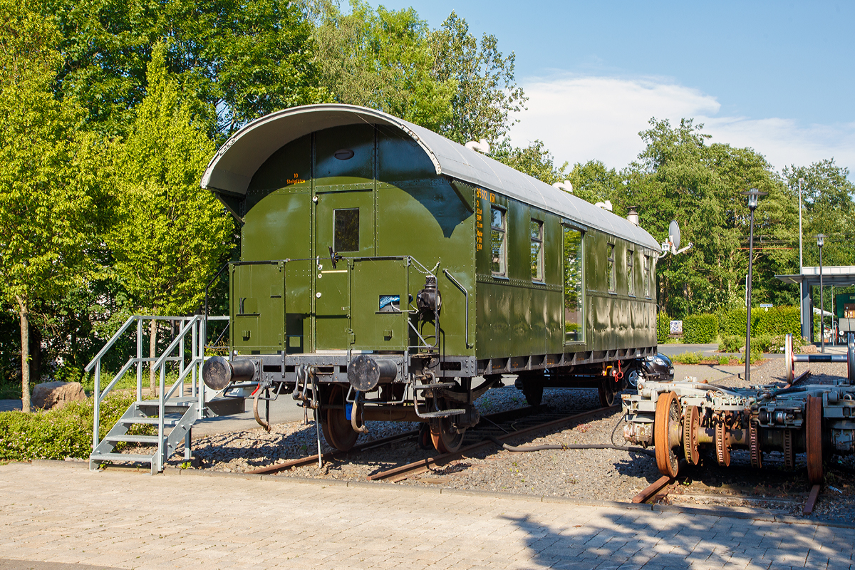 
Die Ganzstahlbauart Donnerbüchse 85 612 Köln der Gattung Ci-30 (Baujahr 1931) als Denkmal und für Veranstaltungen mietbarer Wagen, beim alten Bahnhof Deuz (heute Netphen-Deuz) am 19.06.2019.

TECHNISCHE DATEN (ursprünglich vor Umbauten):
Spurweite: 1.435 mm
Anzahl der Achsen: 2 
Sitzplätze (ursprünglich): 58
Eigengewicht: 20,3 t
Länge über Puffer:  13,92 m
Achsstand: 8,5 m
Bremse: Kkp-Bremse (Kunze-Knorr Personenzugbremse) mit Handbremse
Vmax:  90 km/h
