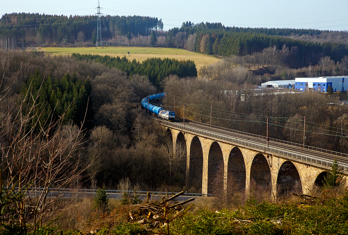 Die gestrige Fotostelle war nicht ideal, ich h�tte noch h�her gehen m�ssen, war mir aber zu anstrengend. So hatte ich es heute den Zugang aus der entgegensetzte Richtung gesucht und gefunden.....
Die f�r die �SSK Cargo fahrende Siemens Vectron MS 383 203-7 (91 56 6383 203-7 SK-RAILL) der S Rail Lease s.r.o. (Bratislava, Slowakei) f�hrt am 24.02.2021 mit einem Kesselwagenzug den Rudersdorfer Viadukt in Richtung S�den (Dillenburg bzw. Frankfurt am Main).

Die Siemens Vectron MS - 6.4 MW wurde 2018 von Siemens in M�nchen unter der Fabriknummer 22384 gebaut. Sie hat die Zulassungen f�r D/A/H/CZ/SK/PL/RO/HR/SI.