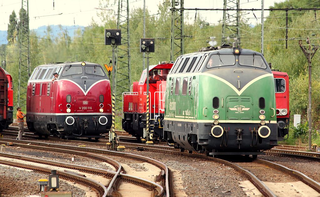 Die  Grand Dame  der Dieselgeschichte gleich zwei Mal zu Gast im DB Museum Koblenz-Lützel, 220 053-3 der Brohltalbahn(KM 1957/18297, ex SBB Am 4/4 18466, ex EVB 288/417 01)und die V 200 116/221 116(KM 1963/18996)der BSW Gruppe Oberhausen machen sich zur Parade bereit. 29.09.2012