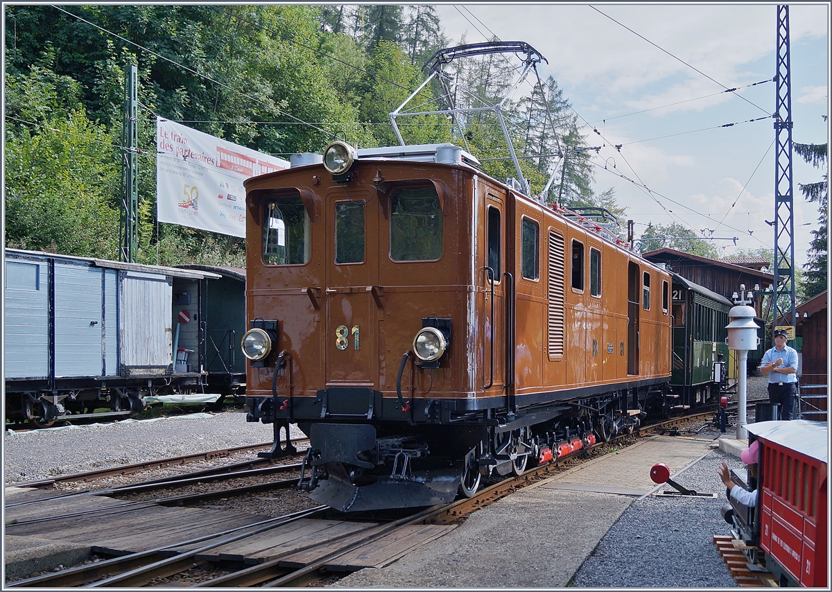 Die grandiose Bernina Lok Ge 4/4 81, die mit ihrer Achsfolge B'2'B und ihrem Gepäckabteil eigentlich anders heissen sollte, zeigt dass es wie bei der Gepäcklok GDe 4/4 der MOB um Prestige ging: die Bernina Bahn (wie ja auch die MOB) wollten eine Lokomotive und keinen Gepäcktriebwagen. Die Ge 6/6 81 wurde von SLM und BBC als Einzelstück gebaut und 1916 in Betrieb genommen. 1929 erfolget der Umbau zur Ge 4/4 81, bei der RhB bekam die Lok 1961 die Nummer 181. 1970 wurde die 45 Tonnen schwere Ge 4/4 181 ausgemustert und von der Blonay Chamby Bahn übernommen. 
19. August 2018