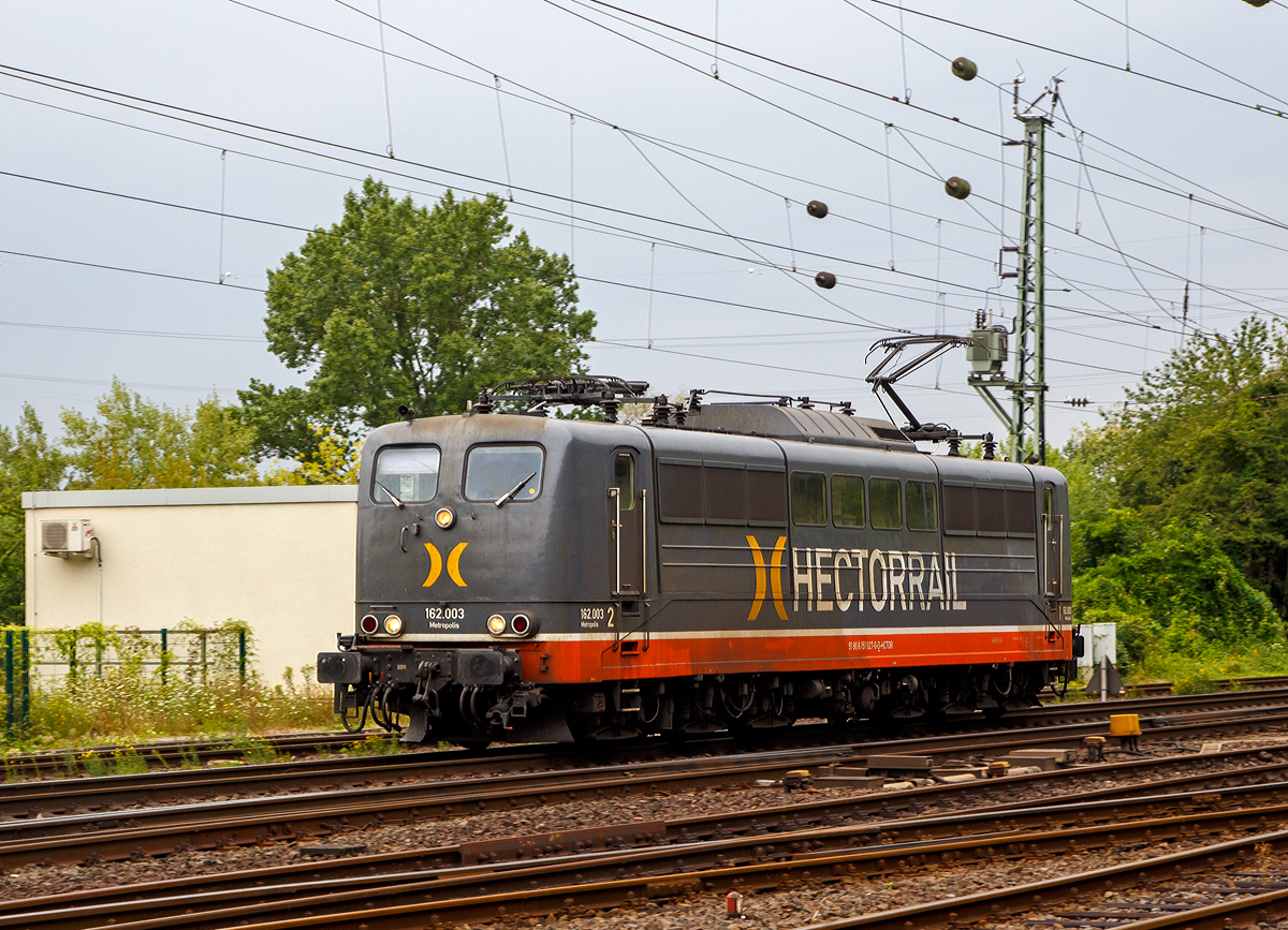 
Die Hector Rail 162.003  Metropolis  (91 80 6151 027-0 D-HCTOR), ex DB 151 027-0, fährt als Lz durch Linz am Rhein in Richtung Süden. 

Die Lok Lok wurde 1973 von Krauss-Maffei in München-Allach unter der Fabriknummer 19646 und als 151 027-0 an die DB geliefert. Bis 2016 war sie für die DB Schenker Rail unterwegs und wurde dann an die Hector Rail verkauft.