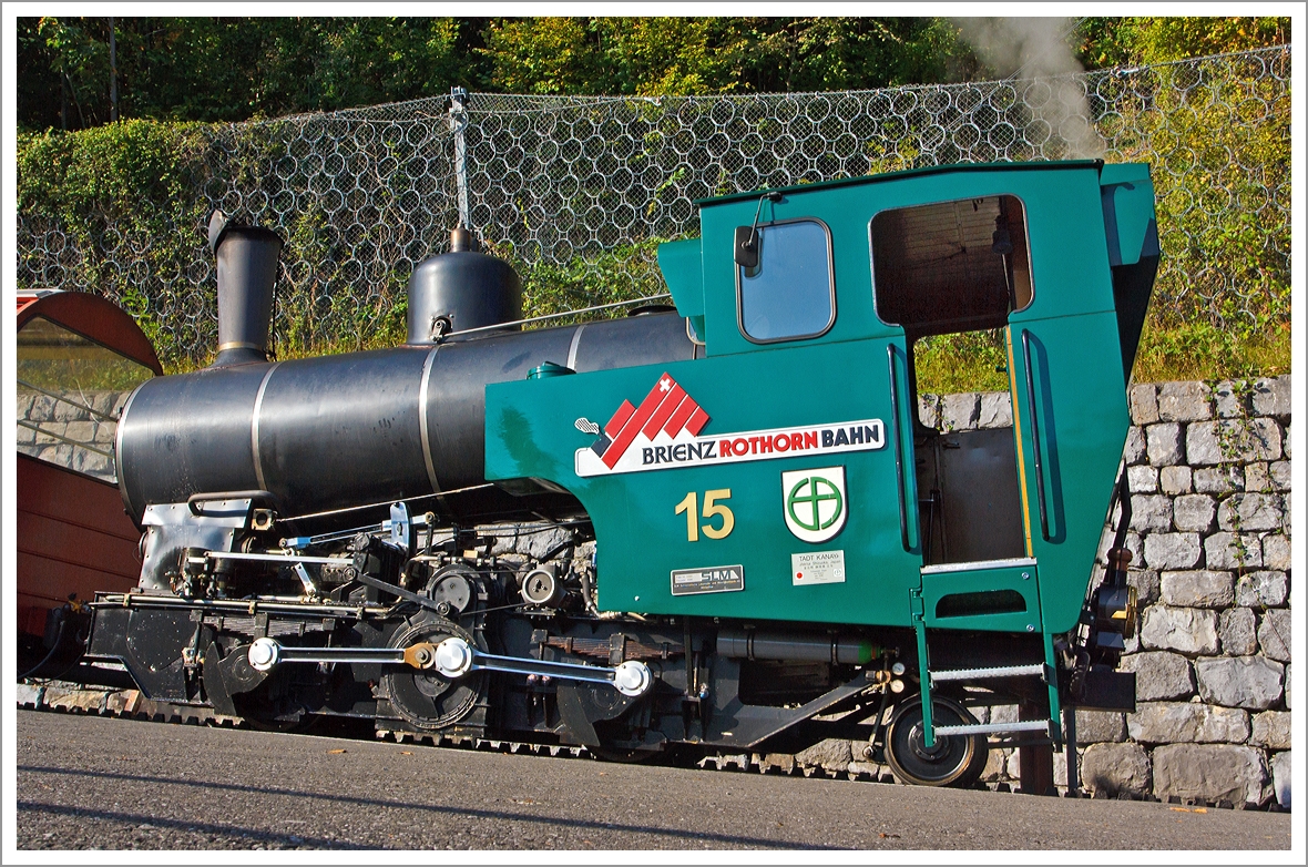 Die Heiz�l befeuerte H 2/3 Zahnraddampflok BRB 15 Stadt Kanaya (Japan) am 30.09.2011 im BRB Bahnhof Brienz. 

Die Lok der 3. Generation wurde 1996 bei der Schweizerische Lokomotiv- und Maschinenfabrik, Winterthur (SLM, heute DLM AG) unter der Fabrik-Nr. 5690 gebaut. 

Eine wirklich moderne Dampflokomotive, durch die Befeuerungsart entf�llt der zweite Mann auf der Maschine, der Heizer.

Technische Daten: 
Spurweite: 800 mm
Zahnstange System: Abt
Leistung: 300 kW (408  PS) 
Zugkraft: 70 kN 
Leergewicht: 13.200 kg
Dienstgewicht: 15.700kg 
L�nge �ber Puffer: 6.260 mm
Breite: 2.200 mm
H�he: 3.200 mm
Achsfolge: 2zz1' (d.h. 2 nicht angetriebene Tragachsen, 2 Triebzahnr�der, 1 bewegliche Laufachse)
Zahnrad�bersetzung:  1 : 2.3 
Heiz�lvorrat im Tank: 560 Liter
Wasser im Kessel: 1.200 l
Wasservorrat im Kasten: 1.400l
Verbrauch pro Fahrt Brienz-Rothorn und retour:
Heiz�lbedarf: 150 l
Wasserbedarf: 2.000 l
H�chstgeschwindigkeit bei 250 ‰: 12 km/h
max. Vorstelllast  bei 250 ‰:  17.000 kg 
max. Kessel�berdruck: 16 bar
max. �berhitzung: 420� C

Keine Feuerung bei Talfahrt: ergeben gute Durchschnittswerte f�r Abgase.
Bei Talfahrt wird die Dampfmaschine als Luftpumpe betrieben: sie bremst den gesamten Zug; zur K�hlung muss Wasser eingespritzt werden
Gegendruckbremse System Riggenbach
Druckluftbet�tigte Federspeicherbremse
Handspindelbet�tigte Bandbremse
Elektronische Sicherheits- und Notbremssteuerung
R�ckrollsicherung
    
Beschaffungskosten (1996): 2.100.000,00 CHF