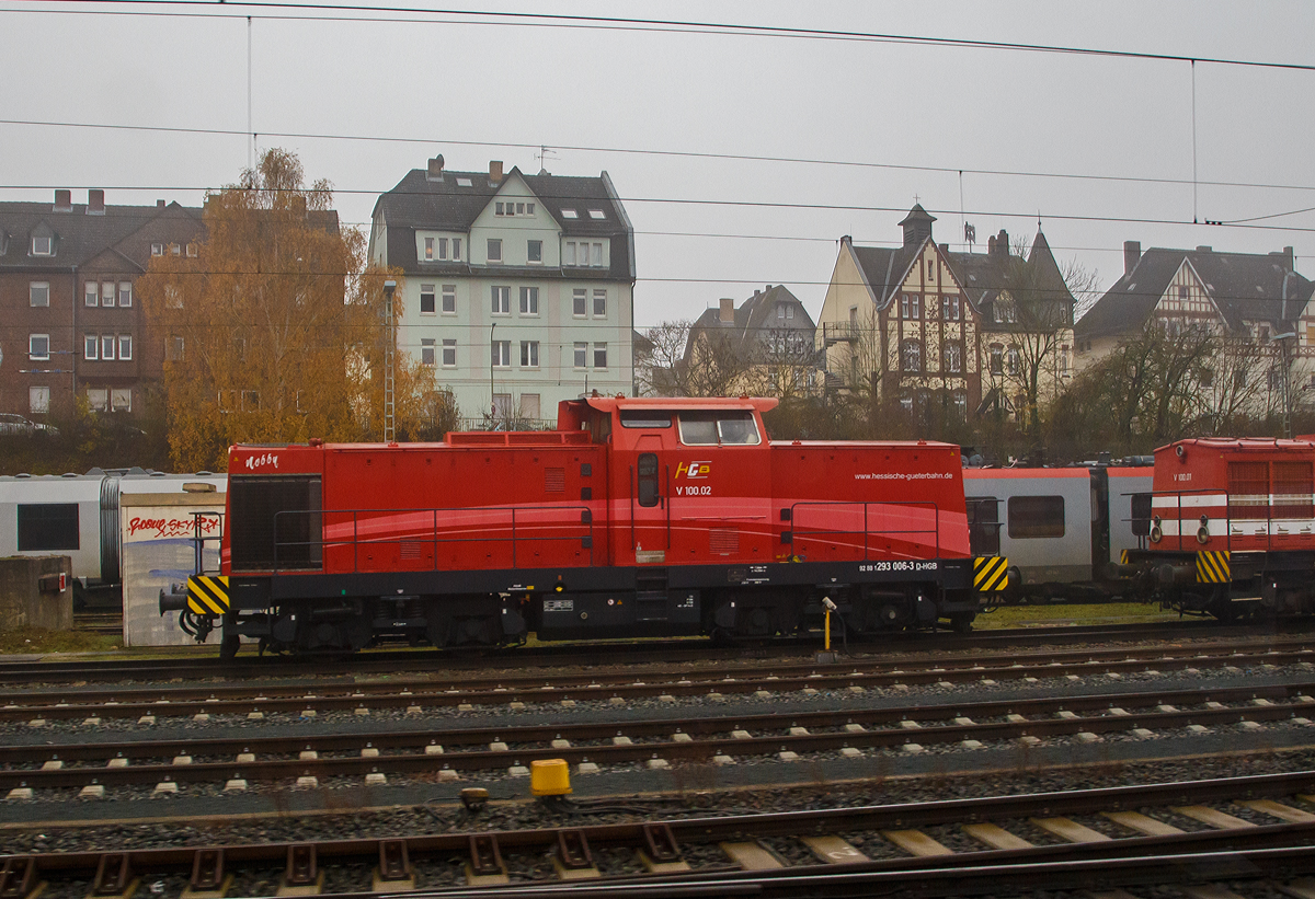 Die HGB V 100.02 – 293 006-3 „Nobby“ (92 80 1293 006-3 D-HGB) der HGB - Hessische G�terbahn GmbH (Buseck) ist am 12.11.2021 beim Bahnhof Gie�en abgestellt. Aufnahme aus dem Zug durch die Scheibe.

Die Lok wurde 2001 von ADtranz (ABB Daimler Benz Transportation GmbH) gem�� Umbaukonzept BR 293 unter der Fabriknummer 70120 aus einer DR V 100 gebaut/umgebaut, das Spenderfahrzeug ist jedoch unbekannt. 2001 ging sie als 70120   Nobby  an die Lokpool Verwaltungsgesellschaft mbH & Co. Vermietungs KG in Kassel, schon im Jahr 2002 ging sie an die S&S - Schneider & Schneider GmbH als 293 701-9  Nobby , bis sie 2005 zur HGB kam und auch erst als 293 701-9 gef�hrt wurde. Zum 01.01.2007 erfolgte dann die Vergabe der NVR-Nummer  92 80 1293 006-3 D-HGB.

ABB Daimler Benz Transportation (ADtranz) hat zwischen 1995 und 2002 insgesamt 59 Loks umfassend modernisiert. Sie erhielten die neue Baureihenbezeichnung BR 293. Die Modernisierung umfasste u.a. die Aufarbeitung von Lokrahmen, Vorbauten, F�hrerhaus und Str�mungsgetriebe. Der alte KVD Motor wurde gegen einen Caterpillar oder MTU Motor getauscht, die Druckluftanlage wurde erneuert, ebenso die elektrische Steuerung. Neu ist eine hydraulisch angetriebene K�hlanlage. Optional ist auch eine Funkfernsteuerung m�glich. Von den 59 modernisierten Loks wurden f�r 21 Loks neue Betriebsb�cher angelegt, da sich die Herkunft der Loks nicht kl�ren l�sst. Deshalb erhielten diese Loks (wie auch diese hier) eine neue Fabriknummer.

Angetrieben wird die 100 km/h schnelle Lok von einem MTU 12-Zylinder-Viertakt-Dieselmotor vom Typ MTU 12V 396 TC14 (165 mm Bohrung / 185 mm Hub) mit einer Leistung von 1.050 kW / 1.428 PS. Dieser Motor wurde nur zweimal in der BR 293 verbaut. Als Besonderheit hat sie ein Stufengetriebe und eine Funkfernsteuerung. Die Lok hat die Zulassung f�r Deutschland und die Schweiz.