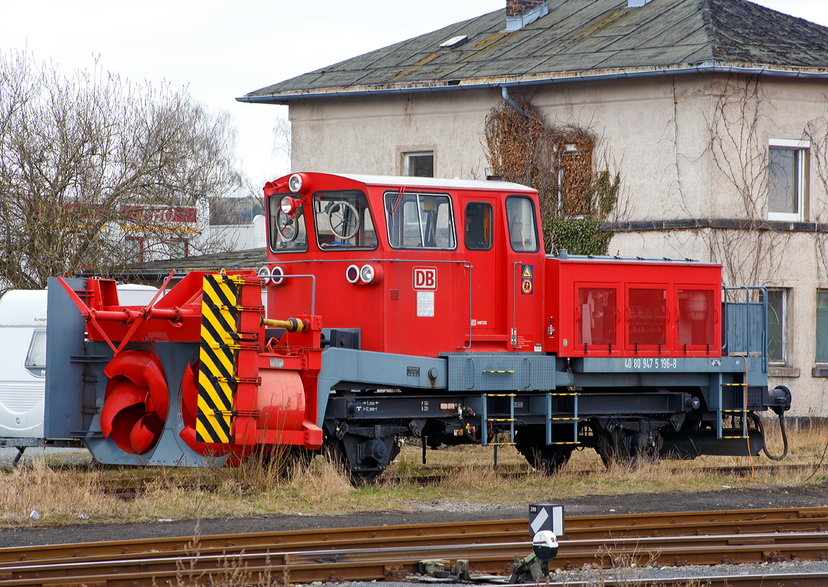
Die in Hof stationierte Schneeschleuder der Baureihe 832, der DB Netz AG, Schweres Nebenfahrzeug Nr. 40 80 947 5 196-8, ist an 27.03.2016 beim Hbf Hof abgestellt.

Diese Schneeschleuder wurde 1974 von Beilhack als Typ HB 600 unter der Fabrik Nr. 68 gebaut. Die Schnee-Schleudereinrichtungen werden von zwei eingebauten Dieselmotoren angetrieben, der Fahrantrieb erfolgt durch eine separate Lok.
Der Aufbau ist um 180 ° drehbar, um die Arbeitsrichtung wechseln zu können.

Technische Daten:
Achsanzahl: 2
Spurweite: 1.435 mm (Normalspur)
Länge über Alles: 12.000 mm
Achsabstand: 5.000 mm
Eigengewicht: 32 t
Zul. Anhängelast: -
Zur Mitfahrt zugel. Personen: 6
Höchstgeschwindigkeit: 80 km/h ursprünglich 90 km/h (vorangestellt 50 km/h)
Räumgeschwindigkeit: 0,5 km/h bis zu 25 km/h
Räumleistung (t/h) max. 7.800