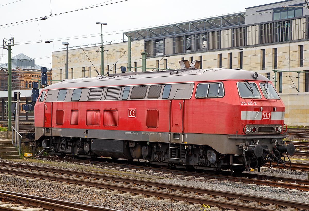 
Die ICE-Schlepp-Lok DB 218 831-6 (ex 218 394-5) der DB Fernverkehr AG ist am 06.05.2017 beim Hauptbahnhof Hannover abgestellt. 

Die V 164 wurde 1975 bei MaK in Kiel unter der Fabriknummer 2000116 gebaut und als 218 394-5 an die Deutsche Bundesbahn geliefert. Im Jahr 2005 erfolgte der Umbau zur Schlepplok und Umzeichnung in 218 831-6 (92 80 1218 831-6 D-DB).
