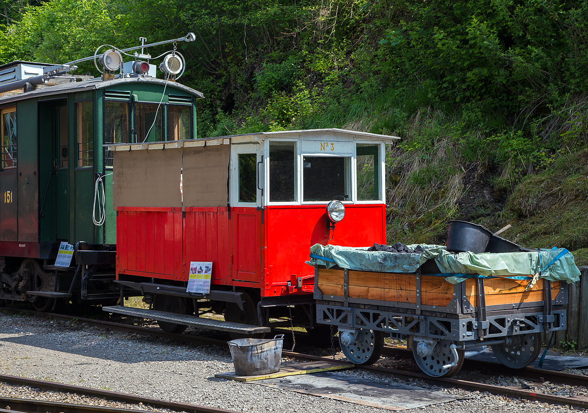 
Die kleine Mannschafts-Draisine Dm 2/2 Nr. 3  Le Biniou , ex (Réseau Breton) RB Nr. 3, am 19.05.2018 auf dem Museums-Areal der Museumsbahn Blonay-Chamby. Davor steht die kleine Güterlore GMF Nr. 1.

Geschichte:
Sechszehn  Draisinen  für unterschiedlich Aufgaben, aber gleicher Bauweise, wurden französischen Hersteller Établissements Billard (ab 1968 Socofer), für die Réseau Breton (RB) gebaut, dieses im Jahr 1935. Die RB war meterspurige Schmalspurbahn in der Bretagne mit einem Streckennetz bis zu 425 km Länge. Der Betrieb der Bahn wurde 1967 eingestellt. Bis auf Normalspur um gespurte Strecken Guingamp–Carhaix und Guingamp–Paimpol, sind alle anderen Teile des Réseau Breton auf Autobusbetrieb umgestellt worden.

1968 holte der Blonay-Chamby in Loudeac einige Fahrzeuge aus dem bretonischen Netzwerk, das gerade abgebaut wurde. Da auf den Transportwagen noch wenig Platz ist, wurde im letzten Moment beschlossen, auch den am Bahnhof vorhandenen Triebwagen Nr. 3 zu beladen. Dieser Triebwagen mit dem Spitznamen  Le Biniou  in British Columbia wurde für die ersten Wartungsarbeiten zwischen Blonay und Chamby sowie für den Abbau der Kontaktlinie zwischen St-Légier und Châtel-St-Denis verwendet und anschließend außer Betrieb genommen Beschädigung. Dreißig Jahre später erweckt die Ankunft eines neuen Mitglieds, eines pensionierten Automechanikers, dieses Fahrzeug wieder zum Leben. Da der ursprüngliche Motor vom Typ  Renault Frégate  nicht repariert werden kann, ist ein Peugeot J9-Motor daran angepasst

1968 holte die Museumsbahn Blonay-Chamby in Loudeac einige Fahrzeuge von der bretonischen Bahn, die gerade abgebaut wurde. Da sich auf dem Transportfahrzeug noch wenig Platz befand, wurde im letzten Moment beschlossen, auch den am Bahnhof stehenden Triebwagen Nr. 3 auf zu laden. Dieser Triebwagen, mit dem Spitznamen  Le Biniou  bei der BC, wurde für die ersten Wartungsarbeiten zwischen Blonay und Chamby sowie für den Abbau der Oberleitung zwischen St-Légier und Châtel-St-Denis verwendet. Nach einem anschließenden Defekt wurde er erstmal außer Betrieb genommen. Dreißig Jahre später erweckt ein neues Mitglied der BC, ein pensionierter Automechaniker, dieses Fahrzeug wieder zu neuen Leben. Da der ursprüngliche Motor vom Typ  Renault Frégate  nicht repariert werden konnte, so wurde ein Peugeot J9-Motor daran angepasst.

Das Fahrzeug besitzt eine noch ausgeklügelte Vorrichtung, aus mitgeführten Schienen, die auf einem Drehkranz montiert werden, ermöglicht es die Draisine zu drehen um die Fahrtrichtung zu ändern.

TECHNISCHE DATEN:
Baujahr: 1935
Hersteller: Billard-Chatenay & Cie, Frankreich
Spurweite: 1.000 mm (Meterspur)
Typ: Dm 2/2 (Achsfolge B)
Betriebsgewicht: 3,5 t
Höchstgeschwindigkeit: 45 km / h
Leistung: 13,5 kW (18 PS)
Übersetzung: 3-Gang-Getriebe
Antriebsübertragung: Mittels Rollenketten vom Getriebeabgang auf die Achsen
