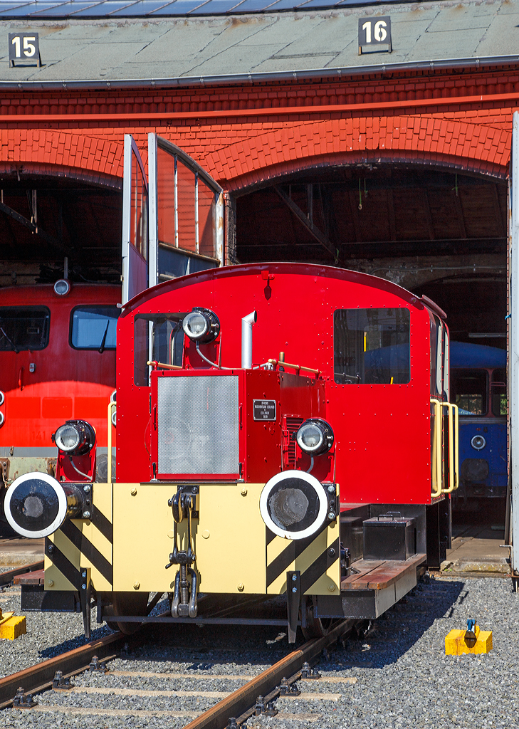 
Die Kö 0188 (ex DB 311 188-7) ausgestellt am 30.08.2015 im Südwestfälische Eisenbahnmuseum in Siegen.

Die Kö I wurde 1936 bei der Maschinenfabrik Esslingen mit der Fabriknummer 4290 gebaut und die DRG (Deutsche Reichsbahn-Gesellschaft) als Kö 0188 geliefert (am Fabrikschild ist zwar 1939 zu lesen. aber dies kann nicht sein). Mit Gründung der Deutsche Bundesbahn im Jahr 1949 wurde sie hier weiter als Kö 0188 geführt, mit dem neuen Nummernschema der DB wurde sie 1968 in DB 311 188-7 umgezeichnet. Die Ausmusterung bei der DB erfolgte 1971 und 1972 wurde sie dann an die Firma Schwarz & Ulrich KG in Friedberg (Hessen) verkauft.

Im Jahre 1983 ging sie an die EFW - Eisenbahnfreunde Wetterau, 1999 an die Eisenbahnfreunde Betzdorf und seit 2010 ist sie im Eigentum vom SEM Siegen - Südwestfälisches Eisenbahnmuseum IG Historischer Lokschuppen Siegen.

Technische Daten:
Spurweite: 1435 mm
Achsfolge: B
Länge über Puffer: 5.575 mm
Breite: 2.960 mm
Höhe über Schienenoberkante: 3.005 mm
kleinster befahrbarer Gleisbogen: 50 m
Dienstgewicht: ca.10 t
Motorleistung: 50 PS (ehemals 39 PS)
Motor: luftgekühlter Deutz F4L514 Dieselmotor
Leitungsübertragung: mechanisch (vom Getriebe über Rollenkette auf die Achsen)
Höchstgeschwindigkeit: 23 km/h
Kraftstoffvorrat: ca. 58 l