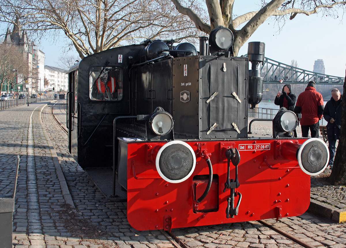 
Die Kö 5712 der Historische Eisenbahn Frankfurt e.V., ex DR 100 912-5, ex DB 310 912 auf der Frankfurter Hafenbahn (am Mainufer beim Eiseren Steg) am 30.01.2011. 

Die Dieselkleinlok (Typ LDFE 110) Kö 5712 wurde 1940 von der Berliner Maschinenbau AG (BMAG) vorm. L. Schwartzkopff unter der Fabriknummer 11494 gebaut und an das OKH - Oberkommando des Heeres für Heeres-Versuchsanstalt Peenemünde geliefert. Durch Kriegsereignisse gelangte die Lok in den Raum Nordhausen (Thüringen) und wurde hier 1945 von der Deutschen Reichsbahn als Köf 5712 übernommen, bei der DR bei verschiedenen Dienststellen der Reichsbahndirektion Erfurt im Einsatz. Im Jahre 1970 erfolgte die Umzeichnung in DR 100 912-5 und 1993 als DR 310 912-1, ab 1994 wurde sie dann als DB 310 912-1 bezeichnet bis am 30.11.1995 die Ausmusterung bei der DB erfolgte. Im Jahre 1998 kam sie dann zur HEF.

Technische Daten :
Spurweite: 1.435 mm
Achsfolge:  B
Länge über Puffer: 6.450 mm
Breite: 3.030 mm
Höhe: 2.700 mm
Dienstgewicht: ca.15 t
Motorleistung: 80 PS / 59 KW (ehemals 110 PS)
Max. Zugkraft: 5.500 kg
Größte Anhängelast : 340 t
Leitungsübertragung: mechanisch (vom Motor auf Voith Strömungs-Getriebe über Rollenkette auf die Achsen)

Quelle: HEF