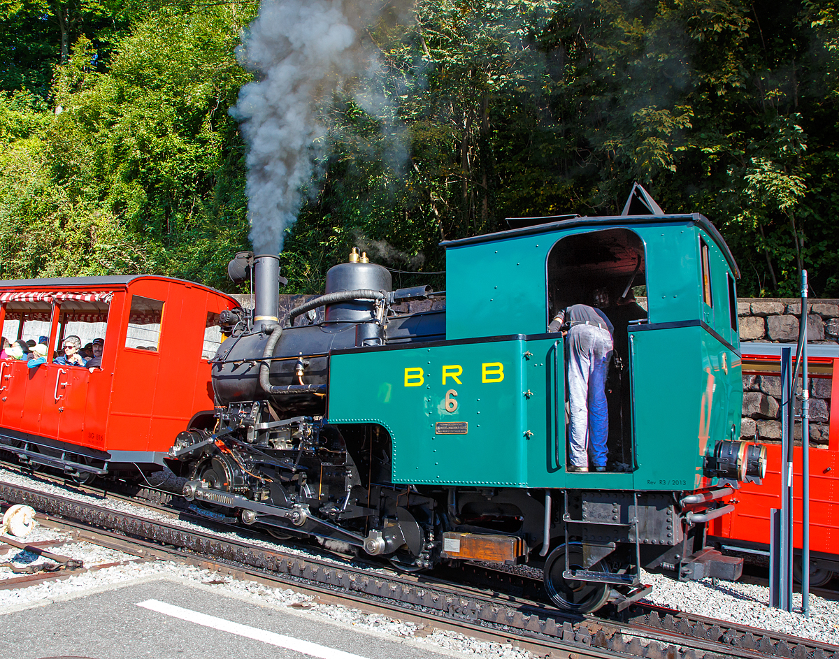 
Die Kohle befeuerte H 2/3-Zahnraddampflok BRB 6 beginnt am 25.09.2016 mit ihren Zug vom BRB Bahnhof Brienz die Berfahrt zum Brienzer Rothorn. 

Die H 2/3 Baujahr 1933 (2. Generation) wurde unter der Fabrik-Nr. 3567 bei der Schweizerische Lokomotiv- und Maschinenfabrik (SLM), Winterthur gebaut.


Das Pflichtenheft verlangt die Beförderung von zwei statt nur einem 4-achsigen Personenwagen. 

Technische Daten:
Spurweite: 800 mm
Achsfolge: 2zz1' (d.h. 2 nicht angetriebene Tragachsen, 2 Triebzahnräder, 1 bewegliche Laufachse)
Zahnstange System: Abt
Leistung: 220 kW (300 PS)
Zugkraft: 50 kN 
Höchstgeschwindigkeit bei 250 ‰ und unter Volllast: 9,0 km/h
Leergewicht: 16.700 kg
Dienstgewicht: 20.000kg 
Länge über Puffer: 6.400 mm
Tragraddurchmesser: 653 mm
Triebzahnraddurchmesser: 573 mm
Laufraddurchmesser: 520 mm
Zahnradübersetzung: 1:2,2
Kohlenvorrat im Kasten: 550 kg (Verbrauch 350 kg/Fahrt)
Wassermenge im Kessel: 1.050 Liter
Wasservorrat im Kasten: 1.500 Liter
Wasserbedarf pro Fahrt Brienz-Rothorn retour: 2.000 Liter
Kesseldruck: 14 bar
Überhitzung: auf 380° C (Grossrauchröhren-Überhitzer System Schmidt)
Zylinderhub: 400 mm 
Keine Feuerung bei Talfahrt: ergibt bessere Durchschnittswerte für Abgase
Bei Talfahrt wird die Dampfmaschine als Luftpumpe betrieben: sie bremst den gesamten Zug, zur Kühlung muss Wasser eingespritzt werden
Gegendruckbremse: System Riggenbach
Handbremsen: auf Führer- und auf Heizerseite
Personalbedarf: 1 Lokführer und 1 Heizer
    
1971/72: grundlegende Sanierung, neue Feuerbüchsen durch das Ausbesserungswerk Offenburg der DB
1990: Umbau der Feuerung auf Stückkohle, statt Brikettfeuerung
    
Die Lok kann im 2 1/2-Stunden-Takt eingesetzt werden.
