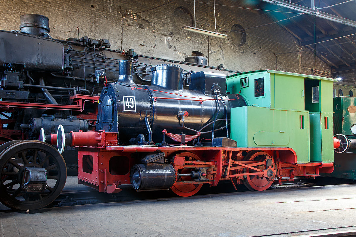 
Die Krauss Bn2t-Industriedampflok 43, ex ARBED-Saarstahl 43, ex Gebr. Röchling, Hütte Völklingen 23 (später 43), am 05.05.2016 im Eisenbahnmuseum Dieringhausen. 

Die Lok ist die älteste Lokomotive des Museums. Die Hochofen-Dampflok wurde 1906 von Krauss in München unter der Fabriknummer 5437 gebaut und an die Völklinger Eisenwerk Gebrüder Röchling OHG (heute Saarstahl AG) geliefert, auf der Völklinger Hütte war sie bis 1980 im Einsatz, 1984 kam sie nach Dieringhausen. 

Durch ihre gedrungene Bauweise konnte sie unter den Hochöfen die Roheisen-, bzw. Schlackewagen abfahren. 

Technische Daten der Lok:
Spurweite: 1.435 mm
Achsfolge: B
Länge über Puffer: 6.450 mm
Leistung:  150 PS
Gewicht: 20 t
Höchstgeschwindigkeit: 20 km/h