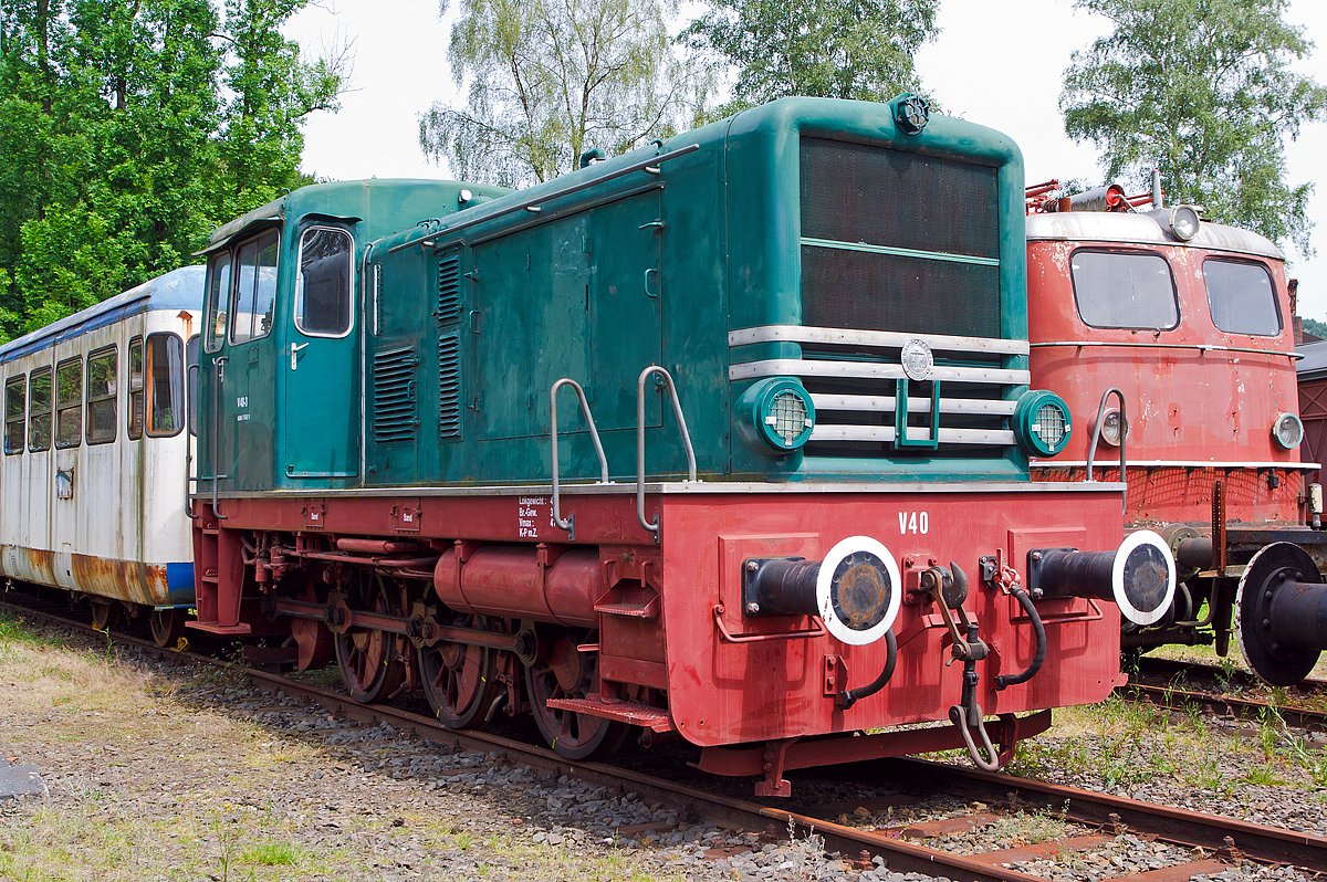 Die Krauss-Maffei 17681, ex V 40-5 der Hafenverwaltung Regensburg (heute Bayernhafen GmbH & Co. KG) eine Krauss-Maffei ML 400 C, am 07.06.2014 im Eisenbahnmuseum Dieringhausen. 

Die Lok wurde 1951von Krauss-Maffei in M�nchen-Allach unter der Fabriknummer 17681 gebaut und an die Hafenverwaltung Regensburg als V 40-3 geliefert.

Die ab 1951gebaute Type ML 400 C geh�rte zur 1. Nachkriegsgeneration von Krauss-Maffei und entstammt der Ahnenreihe der bekannten Wehrmachtslokomotive WR 360 C 14 (auch bekannt als V 36). Obwohl Krauss-Maffei weder in die Konstruktion noch in den Bau von Diesellokomotiven aus dem WR-Typenprogramm (Wehrmachtslokomotive  Regelspur) eingebunden war, wurde von den M�nchnern bereits kurz nach dem Zweiten Weltkrieg ein Typenprogramm vorgestellt, dessen C-Kuppler und D-Kuppler un�bersehbar ihre Wurzeln in dem WR-Programm haben. Die B-Kuppler hingegen, die bis 200 PS Leistung angeboten wurden, waren aus den Einheitslokomotiven der Leistungsgruppe II weiterentwickelt worden.

Die Verwandtschaft zu den WR-Typen ist nicht rein zuf�llig: Ende der 1940er Jahre wechselten zwei Ingenieure (einer von BMAG und der andere von Deutz) nach M�nchen, die sehr tief in die Entwicklung und dem Bau der WR-Typen eingebunden waren. Ein Zeichnungssatz von MaK aus Kiel, den Krauss-Maffei auf Anforderung ausgeh�ndigt bekam, schaffte die Grundlage zur Entwicklung eines eigenen Typenprogrammes.  

Die deutlichsten Unterschiede gegen�ber der WR 360 C liegen in der h�heren Leistung und in dem ge�nderten Fahrwerk. Durch die hinten liegende Blindwelle konnte ein symmetrischer Achsstand realisiert werden. Die Leistung stieg auf 400 PS.

Das Endf�hrerhaus und die wuchtige Motorverkleidung stimmen in den Proportionen mit denen der WR 360 C �berein. Dementsprechend wurde eine Verbesserung der 
Sichtverh�ltnisse nicht erreicht.  

Die Kraft�bertragung erfolgt vom Dieselmotor der �ber eine elastische Kupplung das Fl�ssigkeitsgetriebe Voith L 37V antreibt. Diesem Getriebe ist ein Kegelrad - Wendegetriebe nachgeschaltet, dem das Stufengetriebe folgt. Von dessen Stufenzahnr�dern aus erfolgt die Kraft�bertragung mittels Stirnradvorgelege auf die Blindwelle, die ihrerseits �ber Treib- und Kuppelstangen die Achsen antreibt. Bemerkenswert ist, dass der Raddurchmesser der Lokomotiven das alte „bayerische“ Ma� von 1.006 mm Durchmesser aufweist, das auch f�r die Treibr�der vieler Lokalbahn-Dampflokomotiven der Bayerischen Staatseisenbahn verwendet worden war.
    
TECHNISCHE DATEN: 
Spurweite: 1.435 mm (Normalspur) 
Achsformel: C 
L�nge �ber Puffer: 8.700 mm
Fester Radstand: 3.000 mm
Raddurchmesser : 1.006 mm (neu)
Kleinster bef. Halbmesser:  50 m
Eigengewicht: 48 t 
Leistung: 400 PS 
H�chstgeschwindigkeit: 47 km/h
Sie war auf der Bundesbahn nicht zugelassen.
