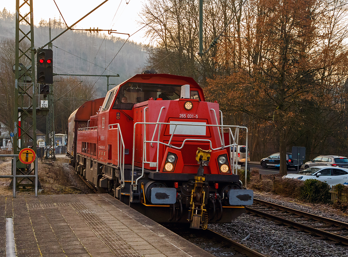 Die Kreuztaler 265 031-5 (92 80 1265 031-5 D-DB), eine Voith Gravita 15L BB der DB Cargo AG, fährt am 12.01.2022 mit einem einzelnen Coilwagen durch Kirchen (Sieg) in Richtung Siegen bzw. Kreuztal. 

Die Lok wurde 2013 von Voith in Kiel unter der Fabriknummer L04-18032 gebaut und an die DB Schenker (heute DB Cargo Deutschland AG) geliefert. 

Die vierachsigen dieselhydraulischen Lokomotiven vom Typ Gravita 15L BB (BR 265) haben einen Leistung von 1.800 kW und habe somit 800 kW mehr Leistung als eine Gravita 10 BB (BR 261). Zudem sind sie über 1m länger als die kleine Schwester.

TECHNISCHE DATEN:
Spurweite:  1.435 mm
Länge über Puffer: 16.860 mm
Drehzapfenabstand: 8.200 mm
Drehgestell-Mittenabstand: 2.400 mm
größte Breite: 3.075 mm
größte Höhe über SOK: 4.273 mm
Raddurchmesser neu: 1.000 mm
kleinster bef. Gleisbogen: 80 m
Eigengewicht: 84 t
Kraftstoffvorrat: 5.000 l
Motor: V-12-Zylinder-Dieselmotor  MTU 12V 4000 R43
Leistung: 1.800 kW bei 1.800 U/min
Getriebe: Voith L 5r4 zseU2
Anfahrzugkraft: 270 kN
Höchstgeschwindigkeit: 100 km/h
Tankvolumen: 5.000 l
Gebaute Stückzahl:  36