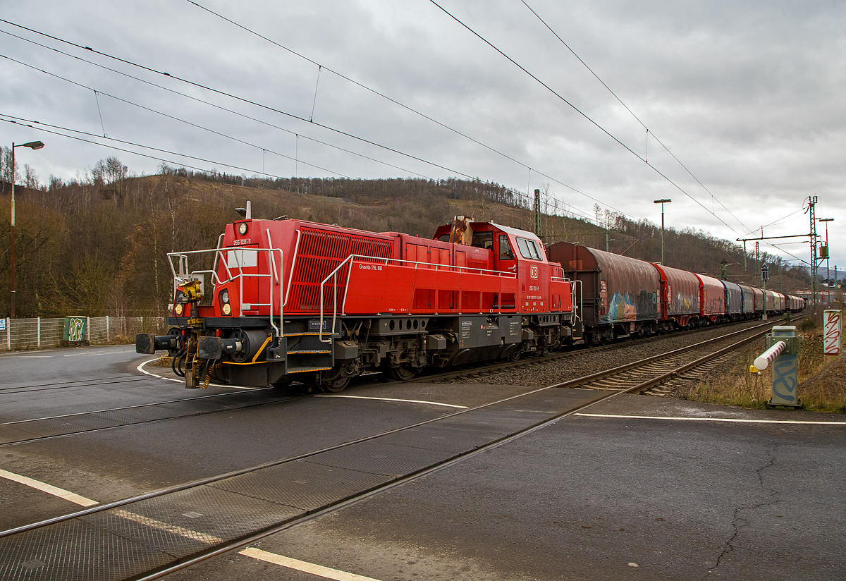 Die Kreuztaler 265 031-5 (92 80 1265 031-5 D-DB), eine Voith Gravita 15L BB der DB Cargo AG, fährt am 14.02.2022 nach einem längeren Hp0 in Niederschelden (da Schranke noch offen war), mit eine Coilzug weiter in Richtung Siegen bzw. Kreuztal. 

Die Lok wurde 2013 von Voith in Kiel unter der Fabriknummer L04-18032 gebaut und an die DB Schenker (heute DB Cargo Deutschland AG) geliefert. 
