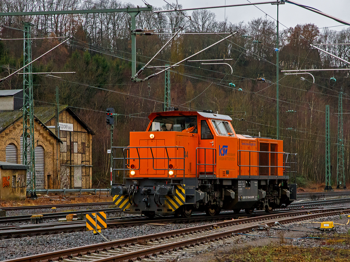 Die KSW 44 (92 80 1271 004-4 D-KSW) der KSW (Kreisbahn Siegen-Wittgenstein), die MaK G 1000 BB, fährt am 04.01.2022 als Lz vom Rbf Betzdorf (Sieg) nun nach Herdorf.

Die Lok 44 wurde 2003 unter der Fabriknummer 1001462 bei Vossloh gebaut und am 05.01.2004 an die SK - Siegener Kreisbahn GmbH geliefert, welche ab Ende 2004 nun als Kreisbahn Siegen-Wittgenstein (KSW) firmiert.

Die G 1000 ist eine vierachsige dieselhydraulische Lokomotive
für den schweren Rangier- und leichten Streckendienst. Die zuverlässige Vielzwecklokomotive ist mit modernster Technik ausgestattet und erfüllt daher die neuesten Vorschriften des Unfallschutzes. Die Anwendungsbreite der Lokomotive reicht vom leichten Rangierdienst in Einzeltraktion über den Einsatz als Streckenlokomotive in Mehrfachtraktion bis hin zum schweren Rangierdienst.

Mit der MaK G 1000 BB wird seit dem Jahr 2002 eine Lok für den Leistungsbereich unterhalb der G 1206 angeboten. Sie basiert auf der G 800 BB, von der außer dem kompletten Fahrwerk und Rahmen auch das Führerhaus und der hintere Vorbau übernommen wurden. Deutlich anders ist dagegen der vordere Vorbau, in dem Platz für den größeren Dieselmotor geschaffen wurde.

Technische Daten
Spurweite: 1435 mm
Achsfolge: B´B´
Länge über Puffer: 14.130 mm
Drehzapfenabstand: 6.700 mm
Radsatzabstand im Drehgestell: 2.400 mm
größte Breite: 3.080 mm
größte Höhe über Schienenoberkante: 4.225 mm
Raddurchmesser neu: 1.000 mm
kleinster befahrbarer Gleisbogen: 60 m
Dienstgewicht: 80 t
Bremse: Radscheibenbremse (Knorr), auf alle Räder wirkend
hydrodynamische Bremse
Bremsgewichte G/P: 65 t/96 t
Kraftstoffvorrat: 3000 l
Motor: MTU 8V 4000 R41L
Leistung: 1.100 kW (1.475 PS) bei 1.860 U/min
Strömungsgetriebe: Voith L4r4
Höchstgeschwindigkeit: 100 km/h