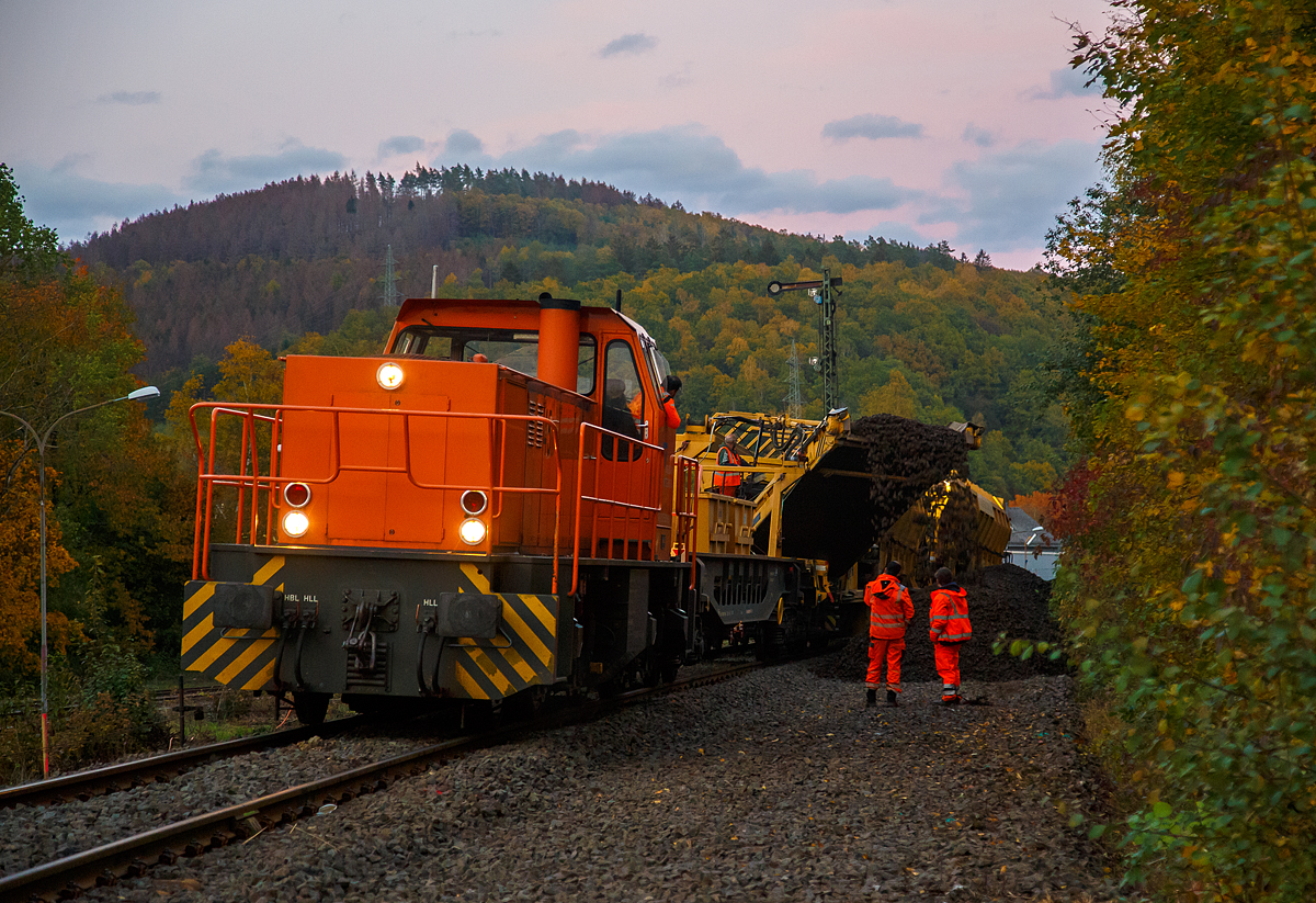 
Die KSW 45 (98 80 0276 016-9 D-KSW) eine MaK G 1204 BB der Kreisbahn Siegen-Wittgenstein mit den zwei Materialförder- und Siloeinheiten MFS 100 am 21.10.2020 in Herdorf. Hier beim Einfahrtsignal werden die mit Altschotter gefüllten MSF 100 entleert. Der von der Plasser & Theurer Gleisschotter-Bettungsreinigungsmaschine RM 95-800 W der MGW angefallene Altschotter wird dann später von einem Bagger auf einen Kippwagen-Zug (MK 45 DH „LW-Kipper“) verladen und abgefahren.

Die Bettungsreinigungsmaschine bereitet den Gleisschotter wieder auf, dabei werden die Schottersteine wieder kantig gemacht und gewaschen. Aber auch ein großer Teil wird ausgesondert und ist für den Bahnbau nicht mehr verwendbar. Der Schotter muss eine gewisse Größe haben und kantig sein.

Nach entsprechender Aufbereitung, gibt es aber für den alten Schotter sicherlich noch genügende Einsatzgebiete.  
