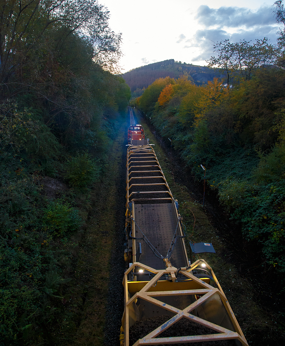 
Die KSW 45 (98 80 0276 016-9 D-KSW) eine MaK G 1204 BB der Kreisbahn Siegen-Wittgenstein fährt am 21.10.2020 in Neunkirchen- Struthütten, die zwei vordersten Materialförder- und Siloeinheiten MFS 100, die von der Plasser & Theurer Gleisschotter-Bettungsreinigungsmaschine RM 95-800 W der MGW mit Altschotter gefüllten wurden, nun in Richtung Herdorf ab.