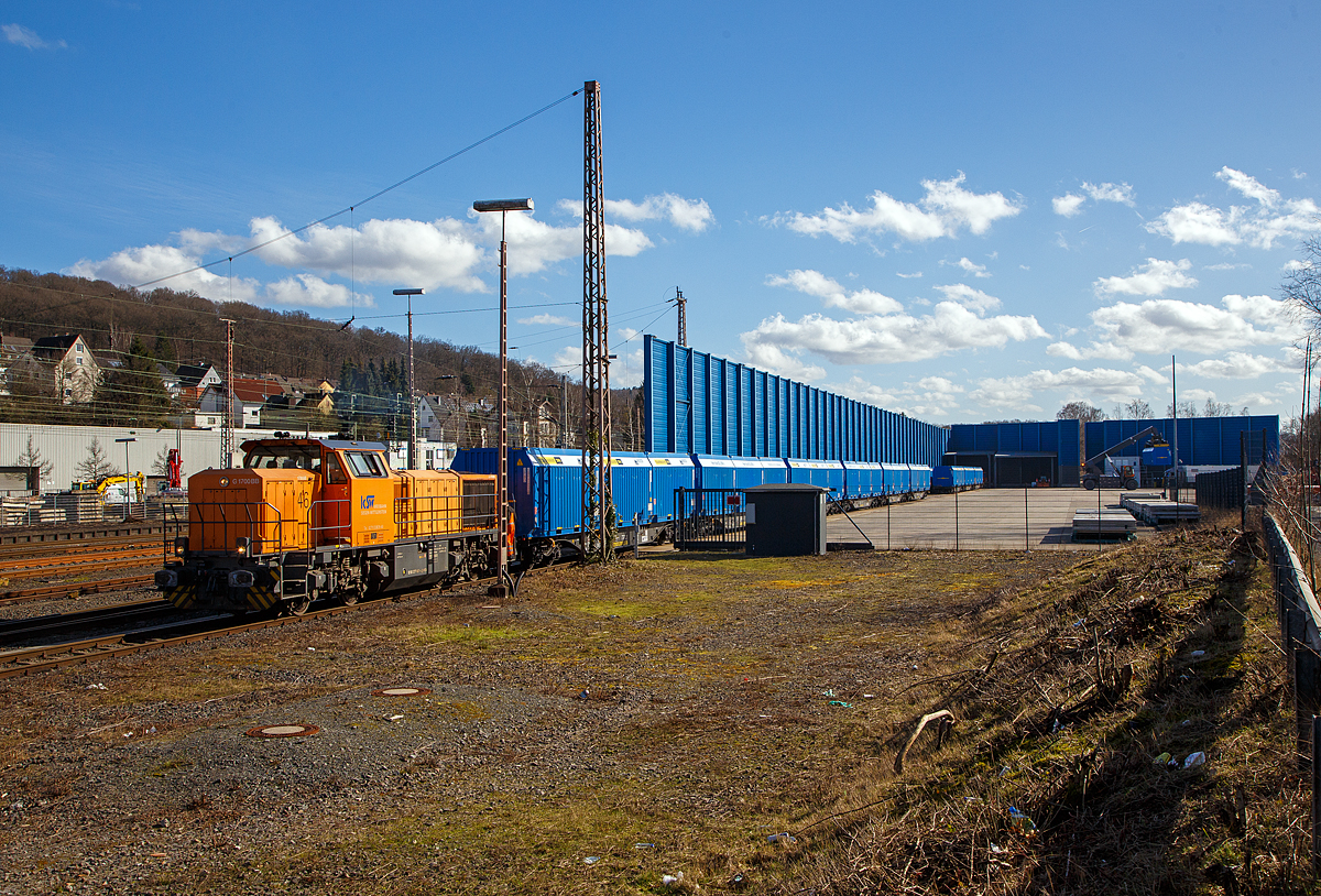 Die KSW 46 bzw. 277 807-4 (92 80 1277 807-4 D-KSW) eine Vossloh G 1700-2 BB der Kreisbahn Siegen-Wittgenstein, rangiert am 23.02.2022 einen Mercer Holz-Holzhackschnitzeln-Zug beim S�dwestfalen Container-Terminal (SWCT) in Kreuztal. 

Die Wagen sind vierachsiger Drehgestell-Flachwagen der Gattung Snps 63´ der TRANSWAGGON GmbH, beladen mit je 3 speziellen 21 Fu� Container bef�llt mit Holzhackschnitzeln. Die Hackschnitzel werden durch LKW´s angeliefert Terminal und gesammelt. Nach der Ankunft des Leerzuges werden die leeren Container mittels Reachstacker vom Wagen gehoben, durch einen Radlader mit Hackschnitzel beladen und wieder durch Reachstacker auf den Wagon geladen.

Die Gesellschafter der SWCT sind zu jeweils 50% die Kombiverkehr Deutsche Gesellschaft f�r kombinierten G�terverkehr mbH & Co. KG und die KSW Kreisbahn Siegen-Wittgenstein GmbH.
