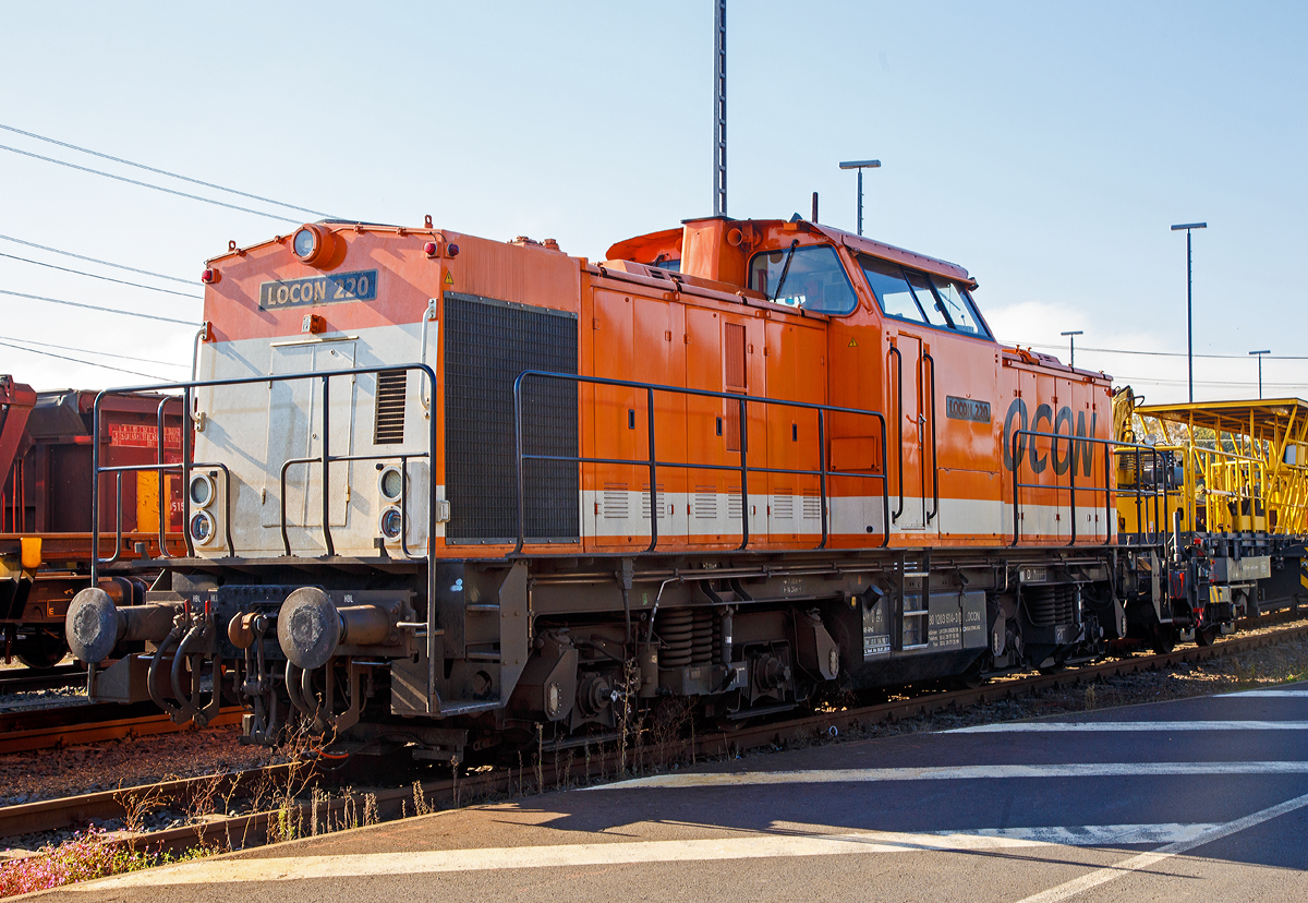 
Die LOCON 220 (92 80 1203 614-3 D-LOCON) der LOCON Logistik & Consulting AG abgestellt am 15.10.2017 beim ICE-Bahnhof Montabaur.

Lebenslauf der V 100.1:
1973 von LEW (VEB Lokomotivbau Elektrotechnische Werke „Hans Beimler“ Hennigsdorf) unter der Fabriknummer 13933 gebaut und als 110 615-2 an die DR geliefert.

1985 Umbau und Umzeichnung in  DR 112 615-0

01.01.1992 Umzeichnung in  DR 202 615-1

01.01.1994 Umzeichnung in  DB 202 615-1

November 1999 an Savezna Republika Jugoslavija (Bundesrepublik Jugoslawien), später Republika Srbija (Republik Serbien) - Provinz Kosovo  als 202 615-1

Im Sommer 2007 kam sie wieder nach Deutschland und wurde von ALSTOM Lokomotiven Service GmbH in Stendal gemäß dem Umbaukonzept  BR 203.1  in die heutige 203 614-3 umgebaut. 

2011 ging die Lok an die Locon
