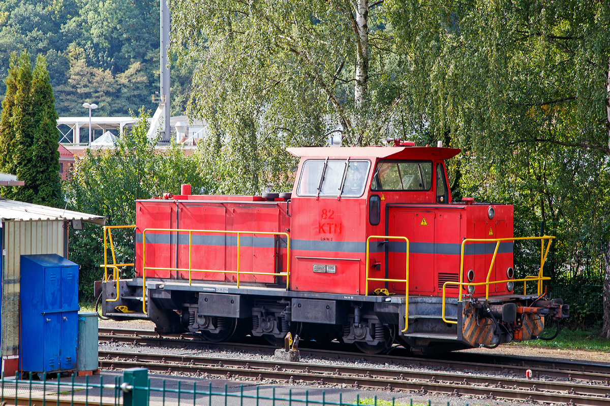 
Die Lok 2 der Outokumpu Nirosta GmbH, Werk Dillenburg, vormals KTN 82 (Krupp Thyssen Nirosta, sp�ter Thyssen Krupp Nirosta Lok 82), eine MaK DE 50, abgestellt am 20.09.2015 in Dillenburg.

Die MaK DE 501 wurde1981 unter der Fabriknummer 700044 von MaK (Maschinenbau Kiel) in Kiel f�r die Krupp Stahl AG, Werk Duisburg-Rheinhausen als KS-WR 82 gebaut.

Die Lokomotive MaK DE 501 ist eine dieselelektrische Lokomotive, die von der Maschinenbau Kiel (MaK) gebaut wurde. Nach den Fortschritten in der Entwicklung der Drehstrom-Antriebstechnik wurde 1980 erstmals eine dreiachsige Lok mit elektrischer Leistungs�bertragung im dritten Typenprogramm angeboten. Ausger�stet mit MTU-Motoren des Typs 6V 331 TC12 bildet sie das Pendant zur G 761 C.

Die MaK DE 501 wurde zwischen 1980 und 1983 in 20 Exemplaren gebaut. Davon gingen elf Loks an die Krupp Stahl AG, die meisten wurden 1994 von der Eisenbahn und H�fen �bernommen wurden. Sechs Loks gingen an die RAG Bahn und H�fen. Eine Lok wurde von der DB unter der Baureihe 259 im Jahr 1983 als m�glicher Nachfolger der Baureihe V 60 getestet. Ab 1984 wurde die Baureihe als DE 502 mit st�rkeren MTU-Motoren weitergebaut.

Im Deutschen Fahrzeugeinstellungsregister wurde f�r diese Fahrzeuge gemeinsam mit der DE 502 die Baureihennummer 98 80 0271 vergeben.

Technische Daten der DE 501:
Anzahl:  20
Spurweite:  1.435 mm (Normalspur)
Achsformel:  Co
L�nge �ber Puffer:  9.870 mm
H�he:  4.220 mm
Breite:  3.100 mm
Gesamtradstand:  3.800 mm
Kleinster bef. Halbmesser:  40 m
Dienstgewicht:  66 t
H�chstgeschwindigkeit:  45 km/h
Installierte Leistung:  500 kW
Treibraddurchmesser:  1.000 mm
Motorentyp:  MTU 6V331TC12  
Leistungs�bertragung:  elektrisch  (Hersteller  BBC)
Tankinhalt:  1.700 l


Die Outokumpu Nirosta GmbH (vormals ThyssenKrupp Nirosta) mit Firmensitz in Krefeld stellt Flacherzeugnisse aus rostfreiem Stahl her. Nirosta geh�rt zum finnischen Konzern Outokumpu und war die gr��te Einzelgesellschaft der ehemaligen Edelstahlsparte von ThyssenKrupp, Inoxum, die im Dezember 2012 an Outokumpu ver�u�ert wurde

Die Produktionsstandorte der ThyssenKrupp Nirosta befinden sich in Krefeld, Bochum, D�sseldorf und Dillenburg. Am Standort Bochum erfolgt die Rohstahlerzeugung sowie das Warmwalzen. In den Kaltbandwerken Dillenburg, Krefeld und D�sseldorf erfolgt die Endfertigung zu Kaltband.