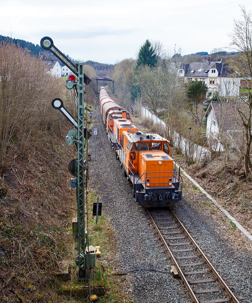 
Die Lok 41 (98 80 0272 008-0 D-KSW), eine MaK DE 1002, und die Lok 42 (92 80 1277 902-3 D-KSW), eine Vossloh MaK G 1700 BB, beide der KSW Kreisbahn Siegen-Wittgenstein GmbH erreichen am 04.04.2016, mit ihrem Coilgüterzug den Bahnhof Herdorf.
