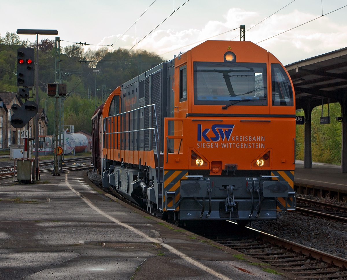 
Die Lok 43 (92 80 1273 018-2 D-KSW)  der KSW (Kreisbahn Siegen-Wittgenstein) eine MaK G 2000 BB fährt am 23.04.2014 mit ihrem Übergabezug von Betzdorf/Sieg, via Siegen, nach Kreuztal.

Nochmal eine Gruß an den freudlichen Lokführer.