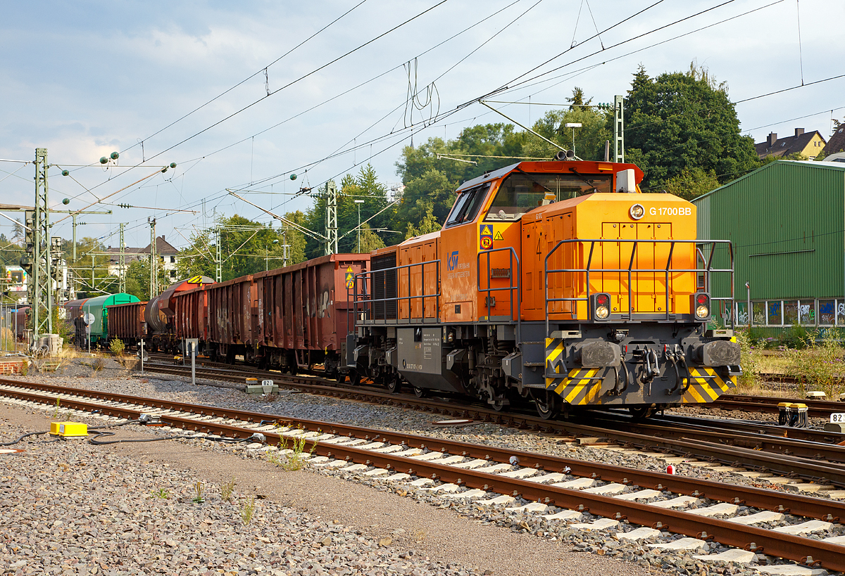 
Die Lok 46 (92 80 1277 807-4 D-KSW )der Kreisbahn Siegen-Wittgenstein, eine Vossloh G 1700-2 BB , kommt am 20.07.2018 mit ihrem �bergabe-G�terzug von Herdorf in Betzdorf/Sieg an. Nach dem Umsetzen f�hrt sie dann via Siegen nach Kreuztal. 