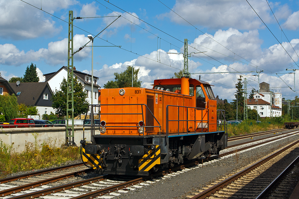 
Die Lok 831 (98 80 0272 007-2 D-HEB), eine MaK DE 1002, der HLB - Hessische Landesbahn GmbH hat am 20.08.2014 im Bahnhof Butzbach Pause.

Die DE 1002 wurde 1988 bei MaK unter der Fabriknummer 1000831  gebaut und an die HEG - Hersfelder Eisenbahn GmbH als 831 geliefert.  Nach Einstellung des Bahnbetriebes der HEG ging sie konzernintern an HLB - Hessische Landesbahn GmbH Lok 831. Es ist aber wohl eine Mietlok, denn als Eigent�mer wird die Vossloh Locomotives GmbH gef�hrt.

Gegen�ber den 16 Loks dieses Typs der HGK hat diese Lok einen  MTU 12V396TC13 Motor mit 1.120 kW (1.523 PS) Leistung, dieser treibt einen Generator, der den Drehstrom f�r die vier BBC (heute ABB) Fahrmotoren erzeugt. Es ist somit eine Dieselelektrische Lok.

Weitere Technische Daten :
Spurweite: 1.435 mm
Achsfolge: Bo´Bo´
L�nge �ber Puffer: 13.000 mm
kleinster befahrbarer Gleisbogen: 60 m
Dienstgewicht: 90 t
Kraftstoffvorrat: 2.900 l
H�chstgeschwindigkeit 90 km/h